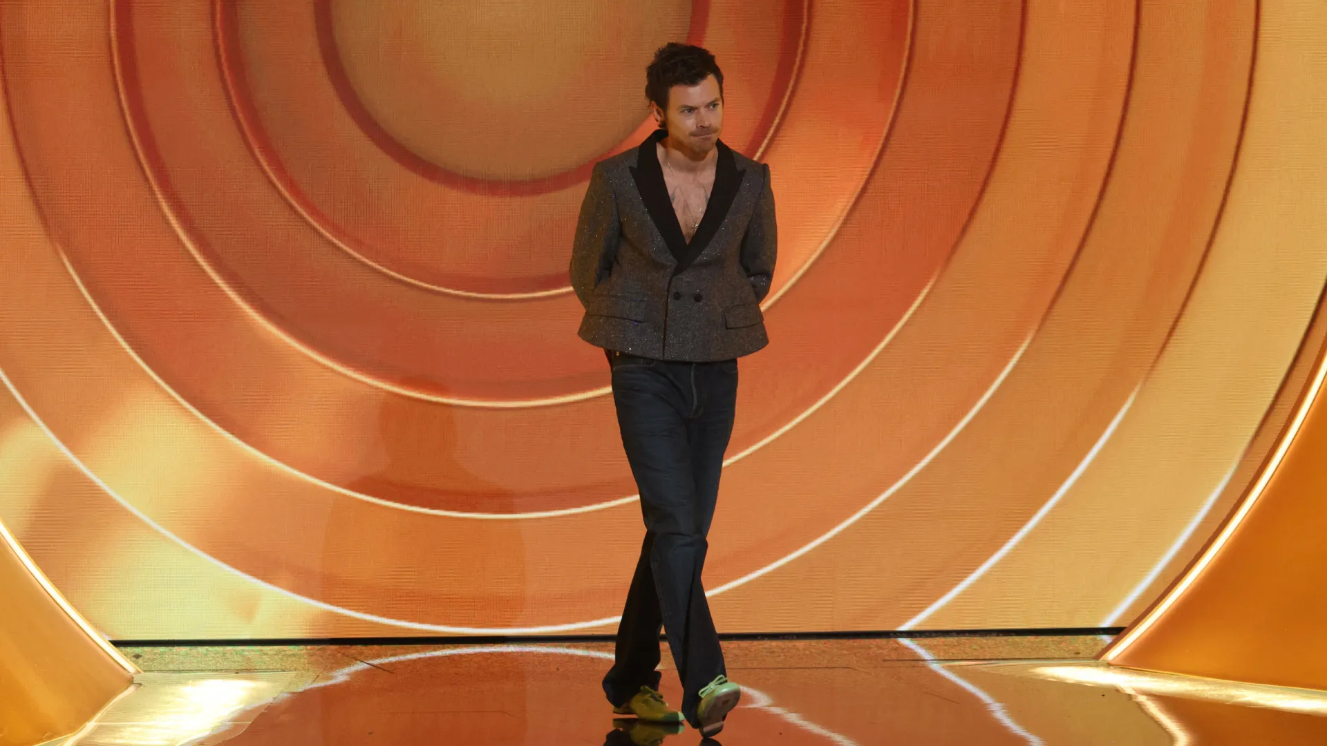 
                    Harry Styles com vestido Versace nos Grammy? As imagens geradas por IA
                