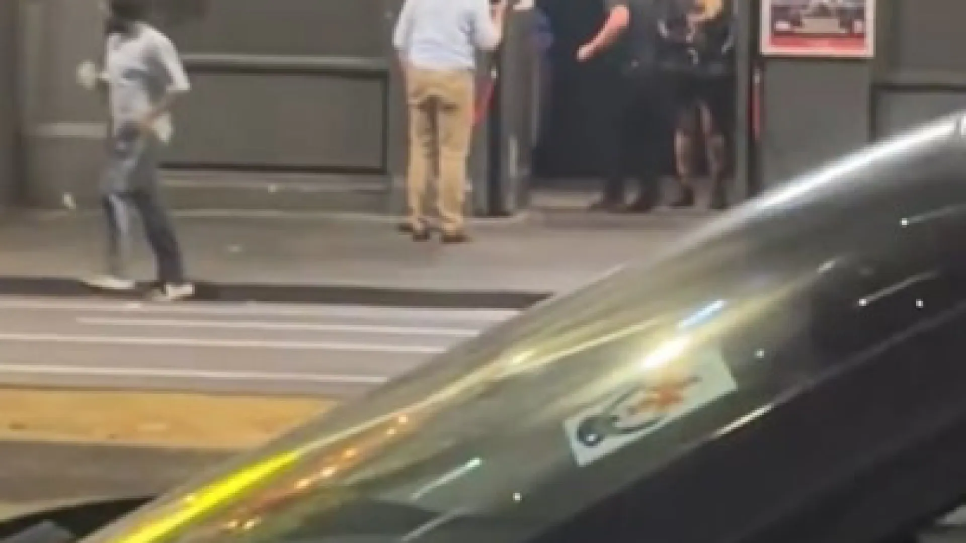 
                    Homem atira com cadeira e acerta em amigo após serem expulsos de bar
                