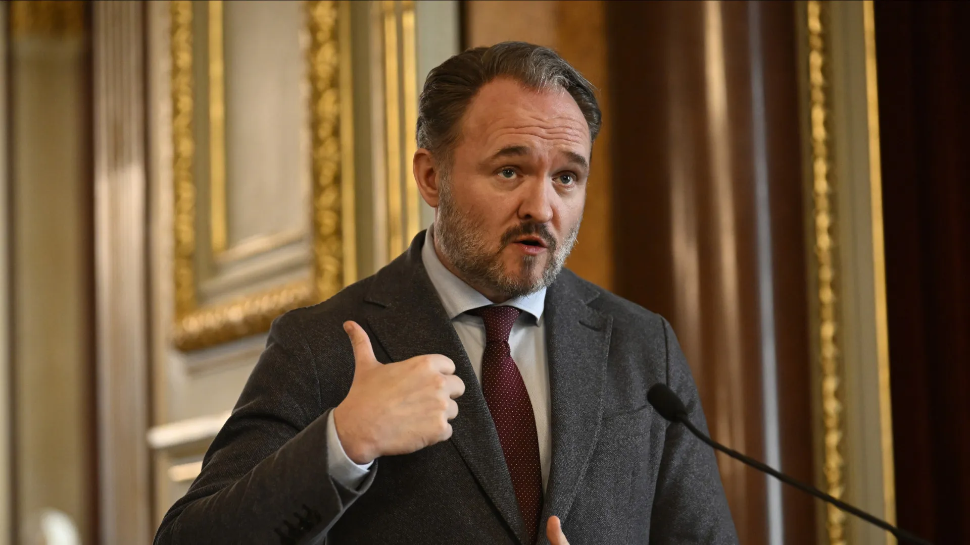 
                    Comissário europeu avisa Hungria que tem de cumprir veto ao gás russo
                