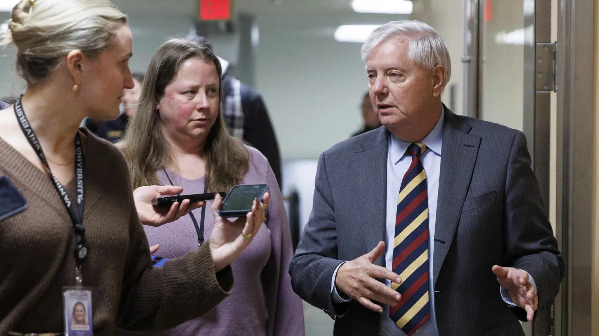 
                    Republicanos instam Trump a manter 