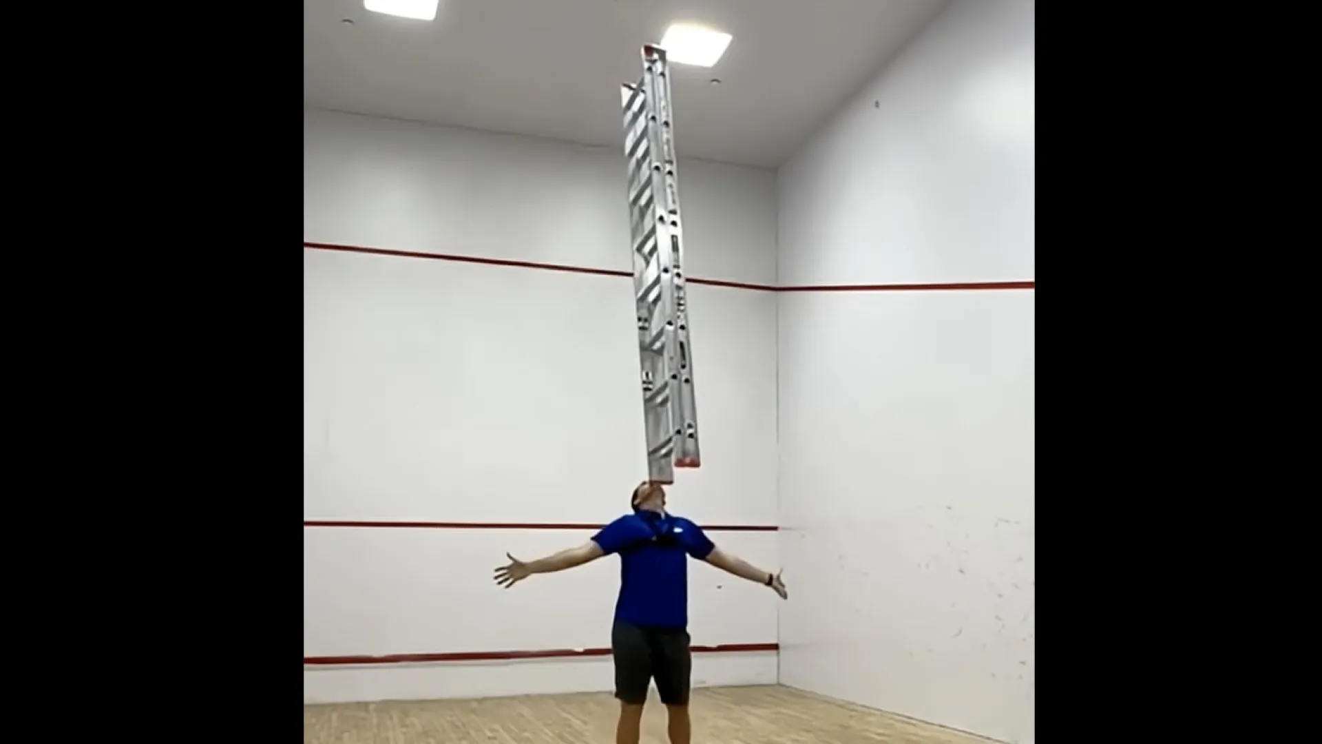 
                    Maior recordista do Guinness supera-se ao segurar escada pelo queixo
                