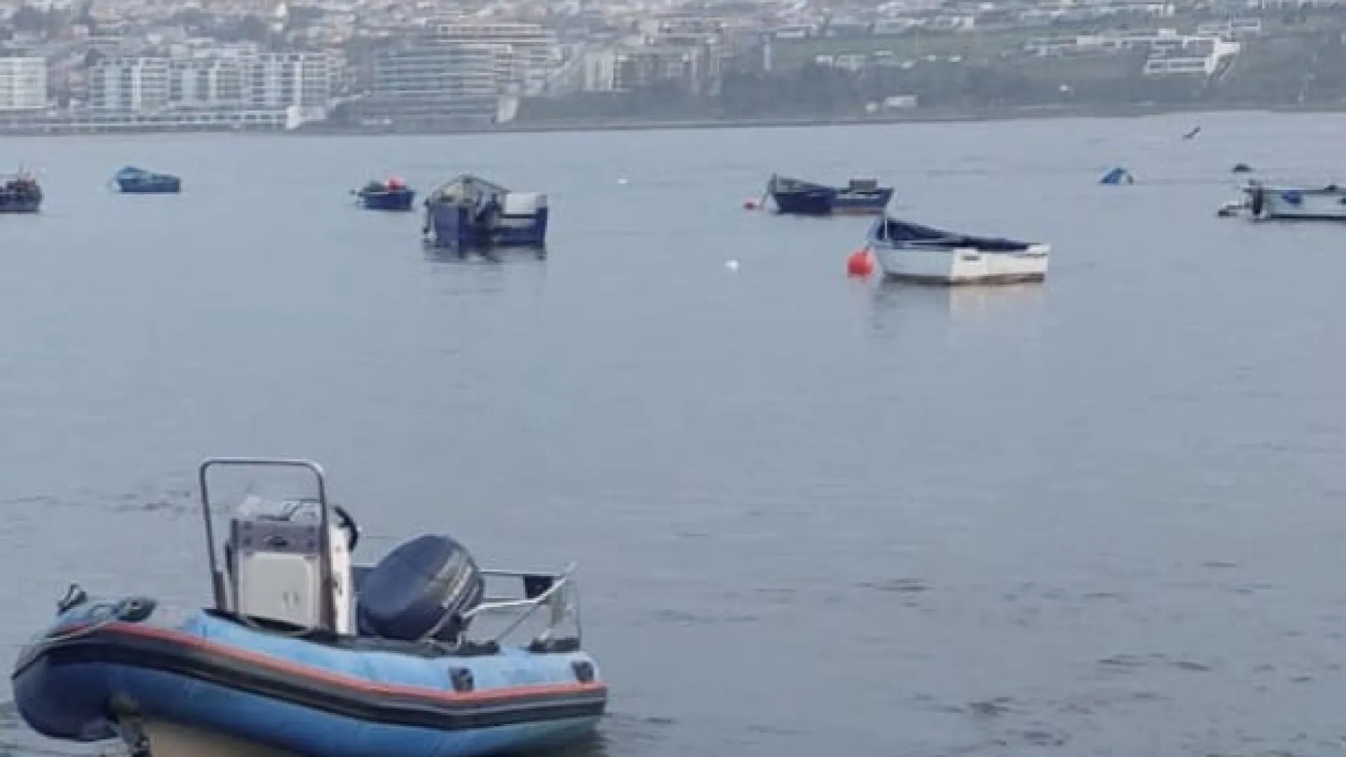 
                    Barco que naufragou no rio Douro encontrado em praia de Vila do Conde
                