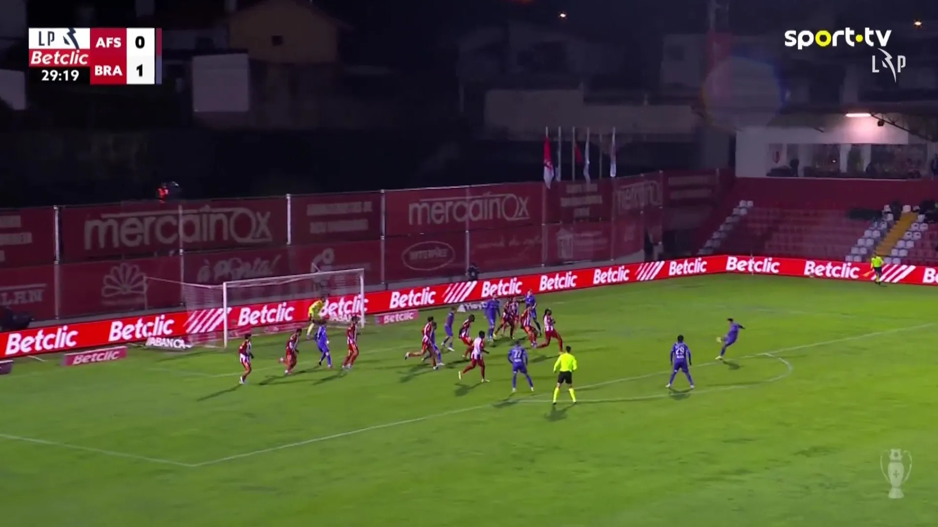 
                    Para rever e rever. O golaço de Rodrigo Zalazar no AVS-Sp. Braga
                