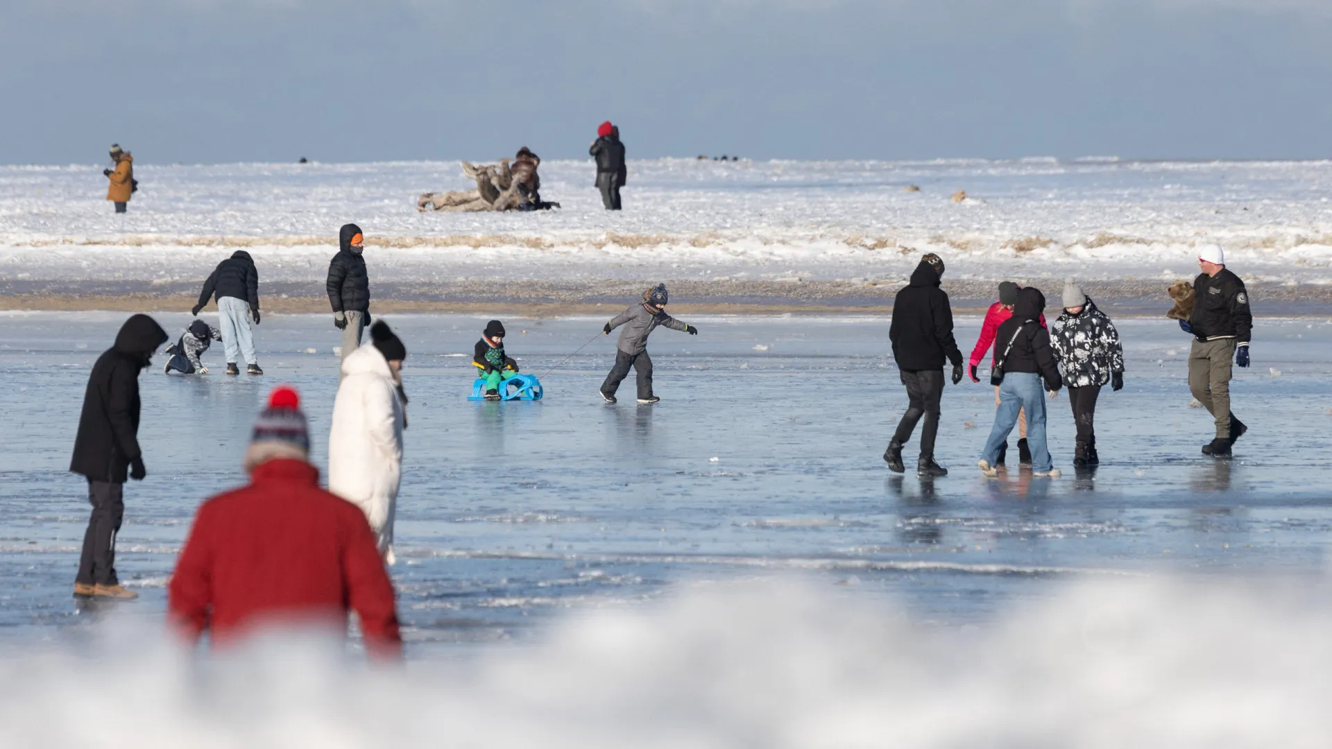 
                    Pistas de gelo à beira-mar: Onda de frio congelou mar no norte da Polónia
                