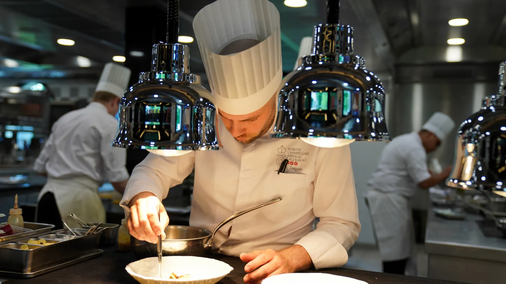 
                    Prémios Mesa Marcada: Chef José Avillez e restaurante Ocean no topo
                