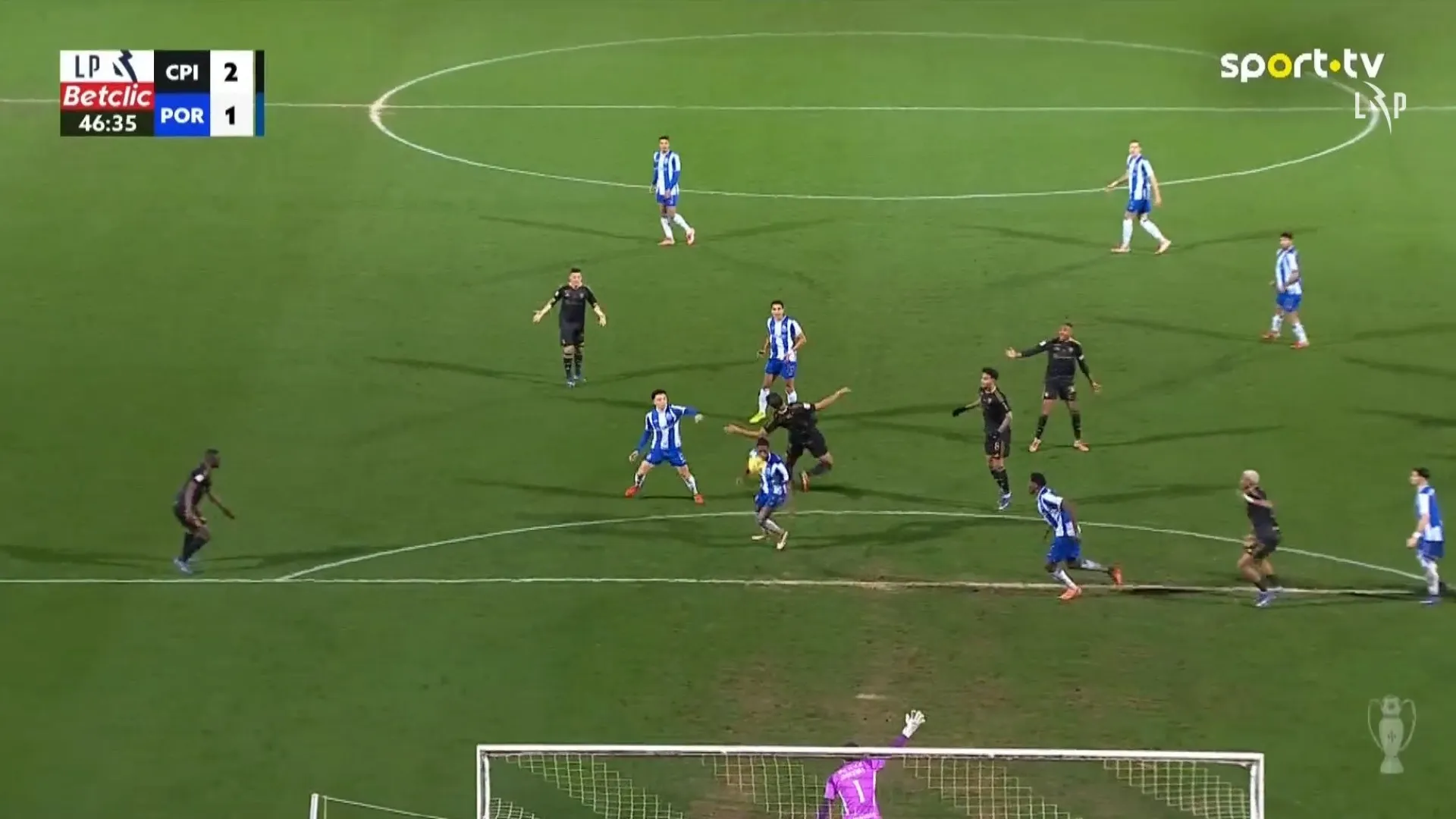 
                    Pablo Rosario reduziu para o FC Porto. Casa Pia ficou a pedir falta
                