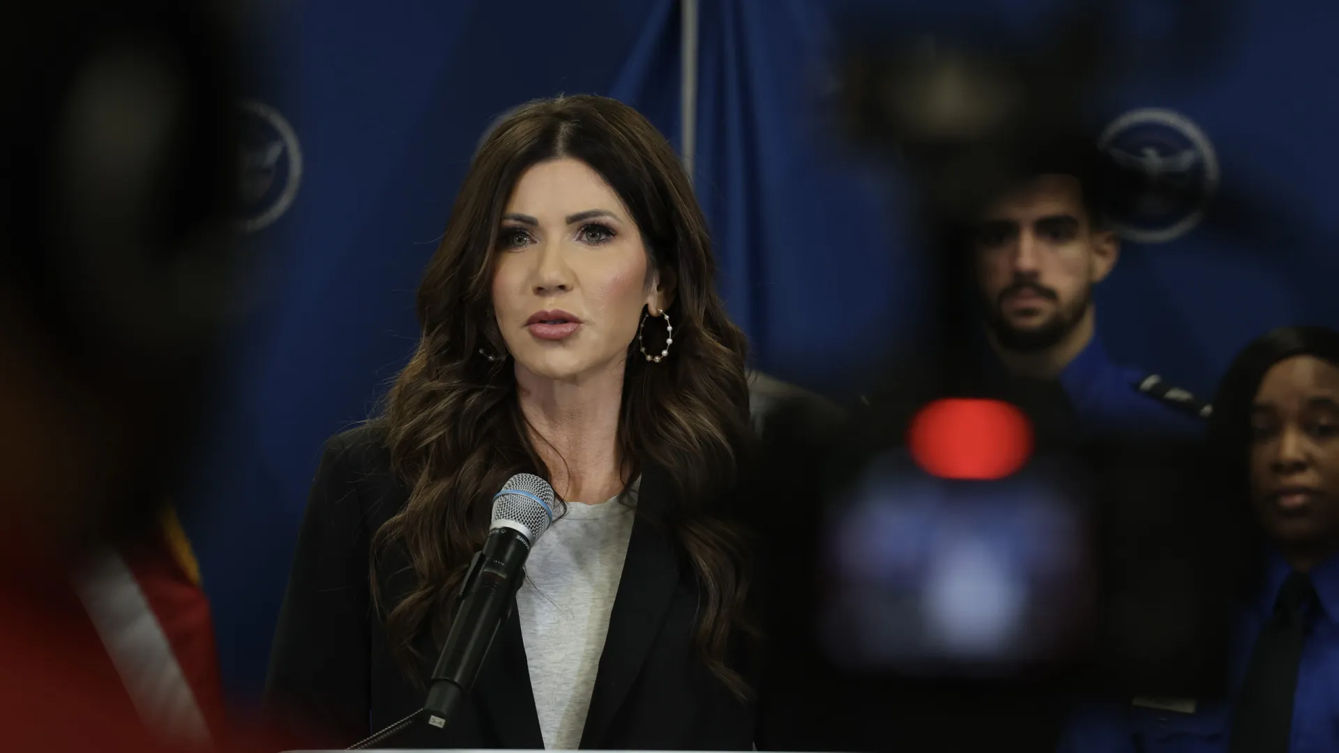 
                    Agentes em ações anti-imigração em Minneapolis usarão câmaras corporais
                