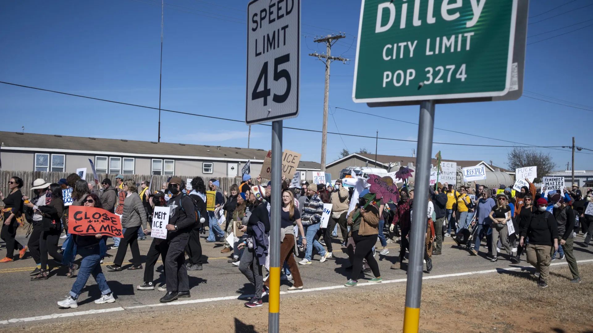 
                    Centro de detenção de migrantes no Texas confinado por surto de sarampo
                