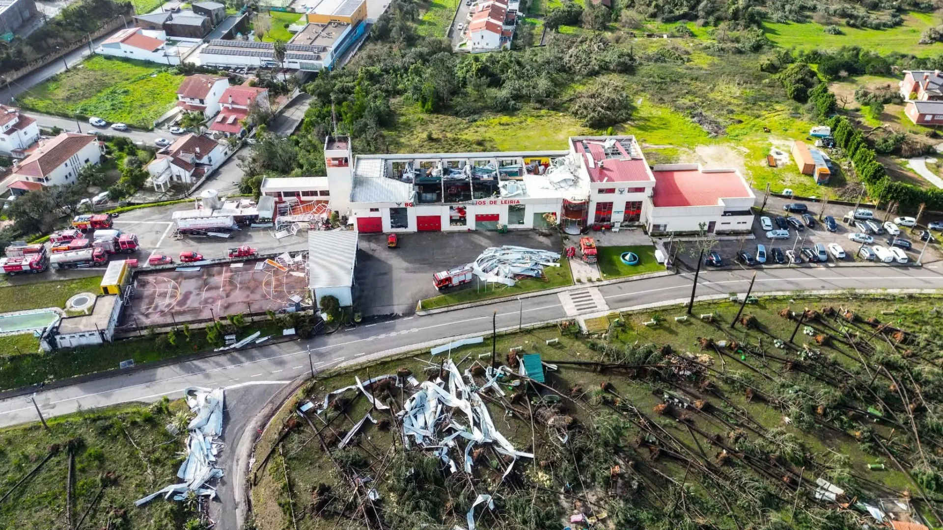 
                    Kristin deixou Bombeiros de Leiria sem telhado. Milhares tentam ajudá-los
                