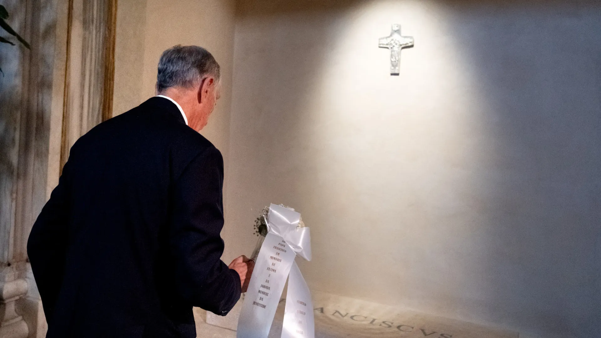 
                    Marcelo visitou túmulo de Papa Francisco. As imagens
                