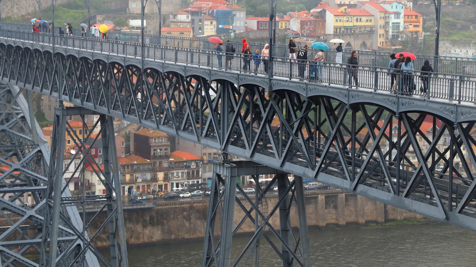 
                    Caudal do rio Douro subiu no Porto e capitania pede atenção à população
                