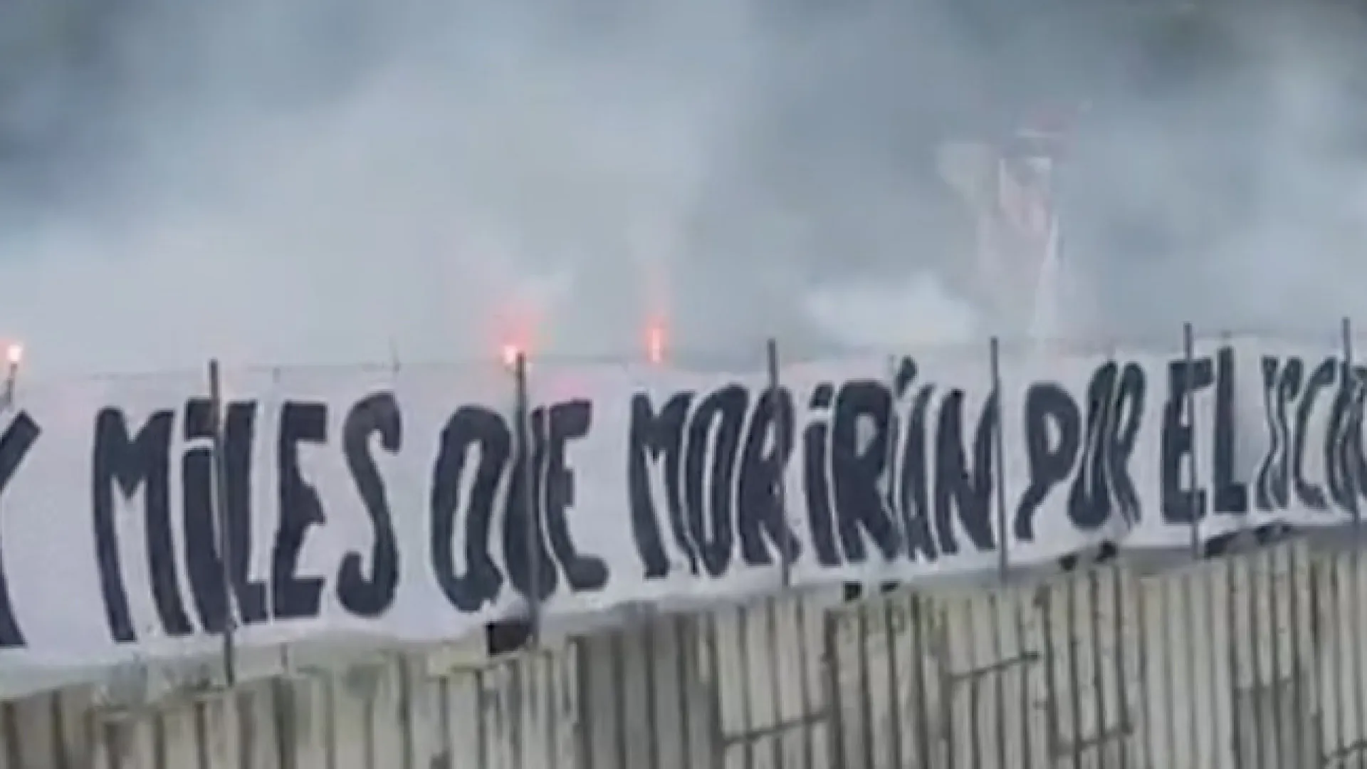 
                    Ultras levam tochas e tarja gigante para o treino do Atlético de Madrid
                