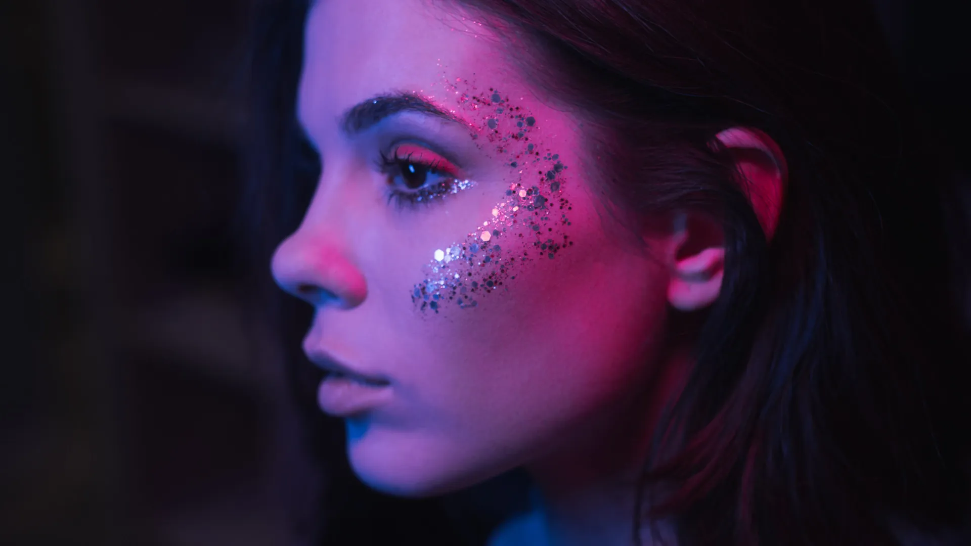 
                    Glíter faz mal à pele? Eis a solução ecológica que faz a make up durar
                