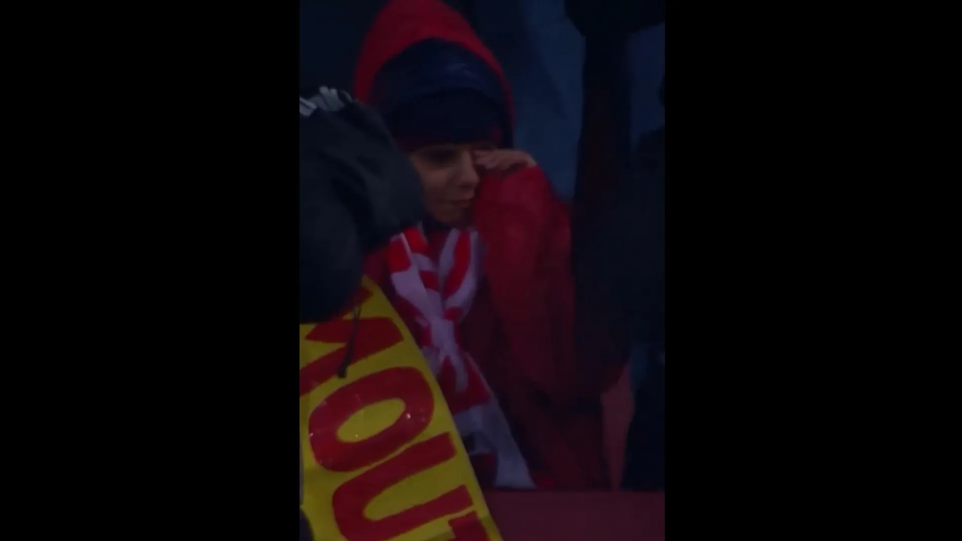 
                    Moutinho deixa jovem adepto em lágrimas, mas redime-se e gesto emociona
                