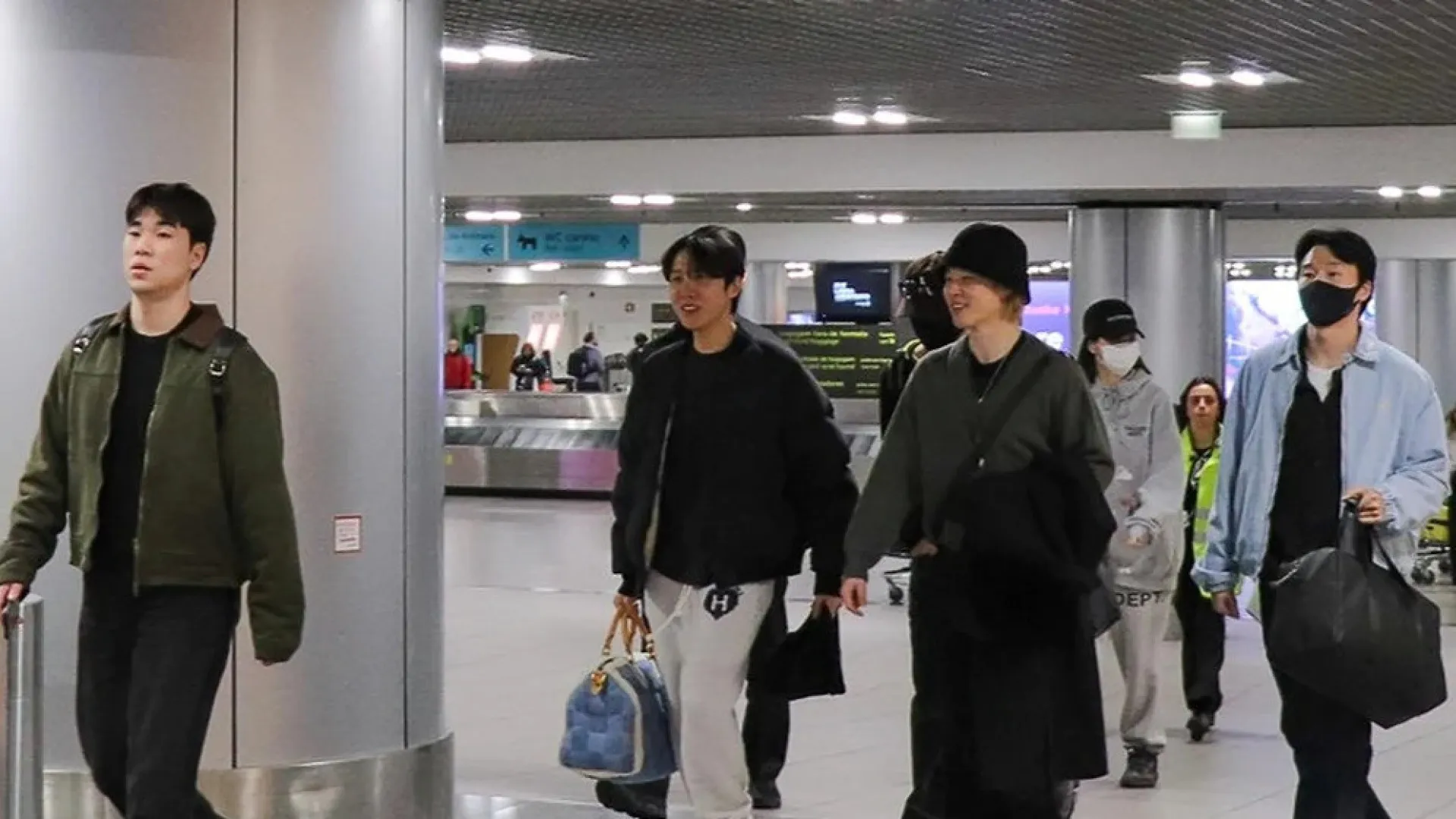 
                    Banda sul-coreana BTS aterra no aeroporto de Lisboa
                