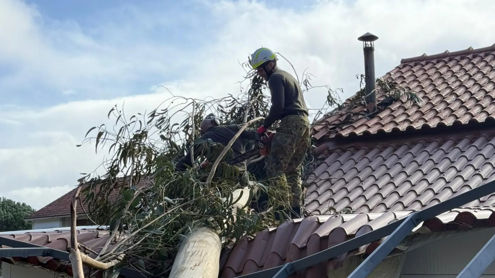 
                    Marinha resgata mulher isolada pela água. E tem 35 botes em prontidão
                
