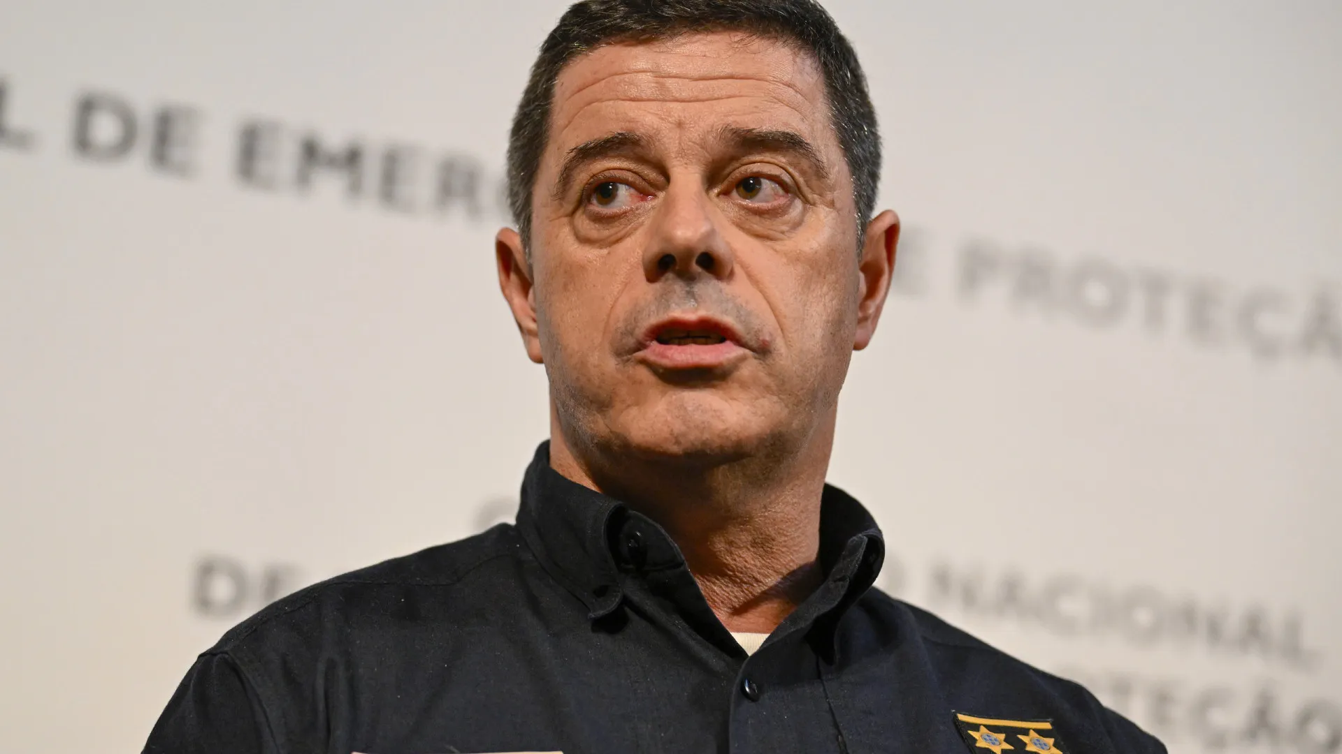 
                    Comandante nacional da Proteção Civil fora do país durante tempestades
                