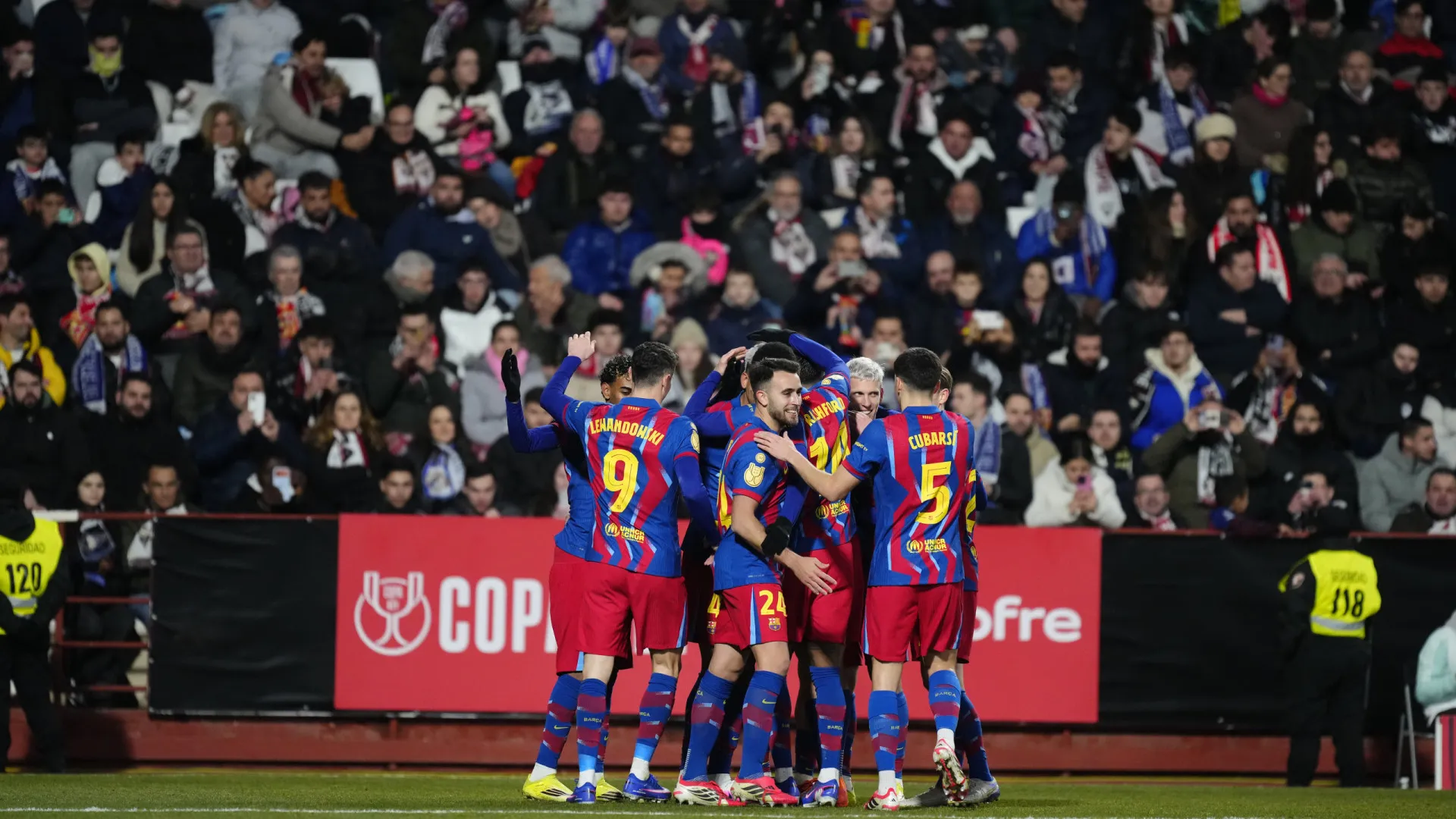 
                    'Conto de fadas' acaba. Barcelona sobrevive a susto e ultrapassa Albacete
                