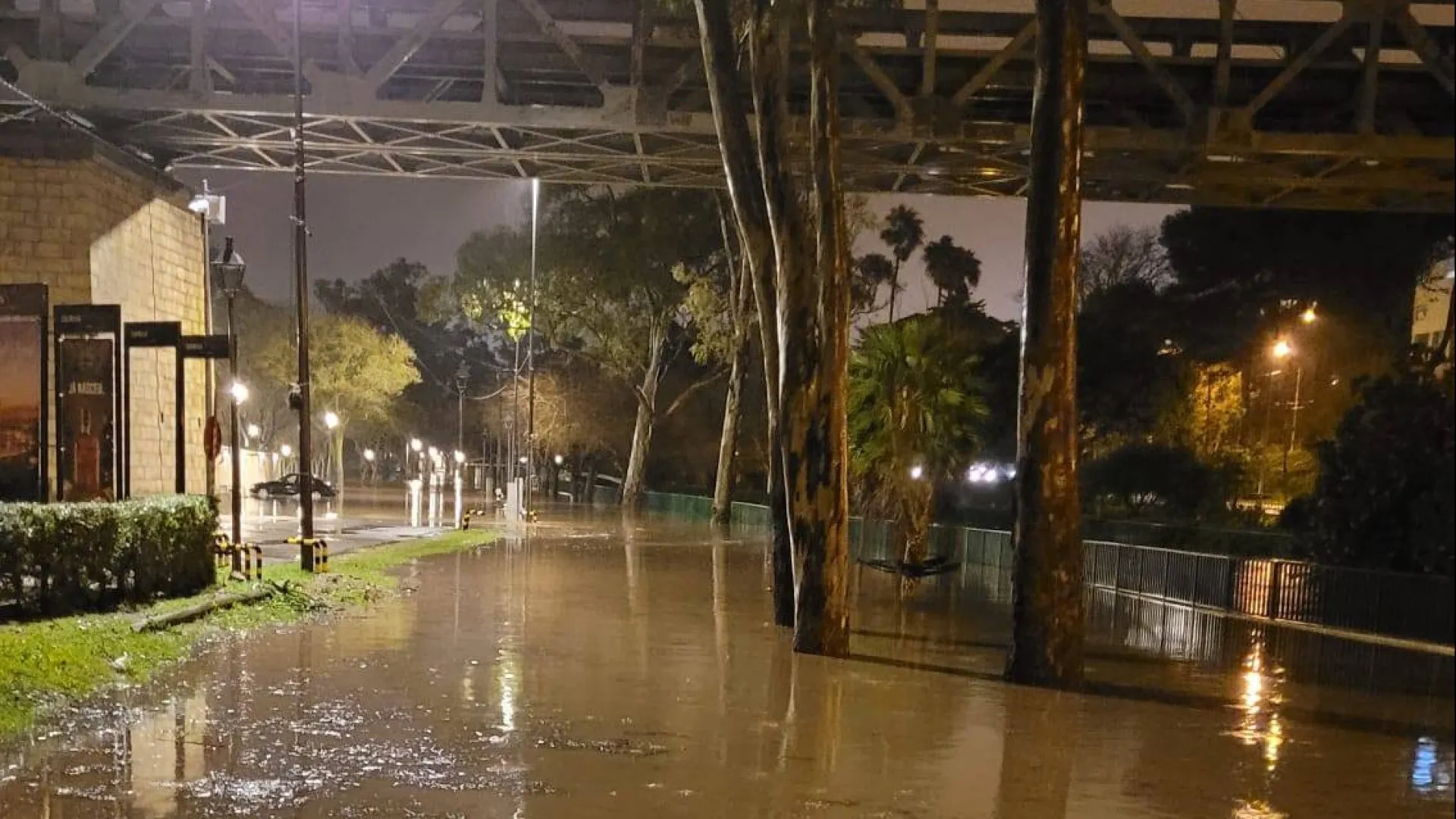 
                    Ribeira da Laje galga as margens em Santo Amaro de Oeiras. Veja
                