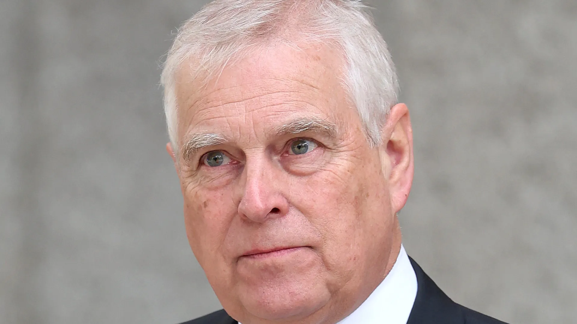 
                    Ex-príncipe André deixa oficialmente residência real após fotos polémicas
                