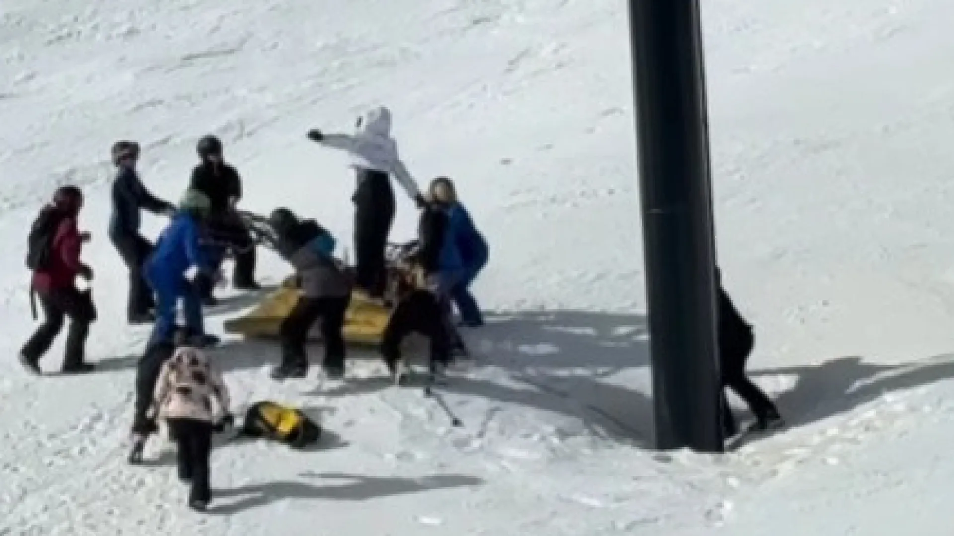 
                    Não ativam barra de segurança e jovem acaba pendurada em teleférico
                