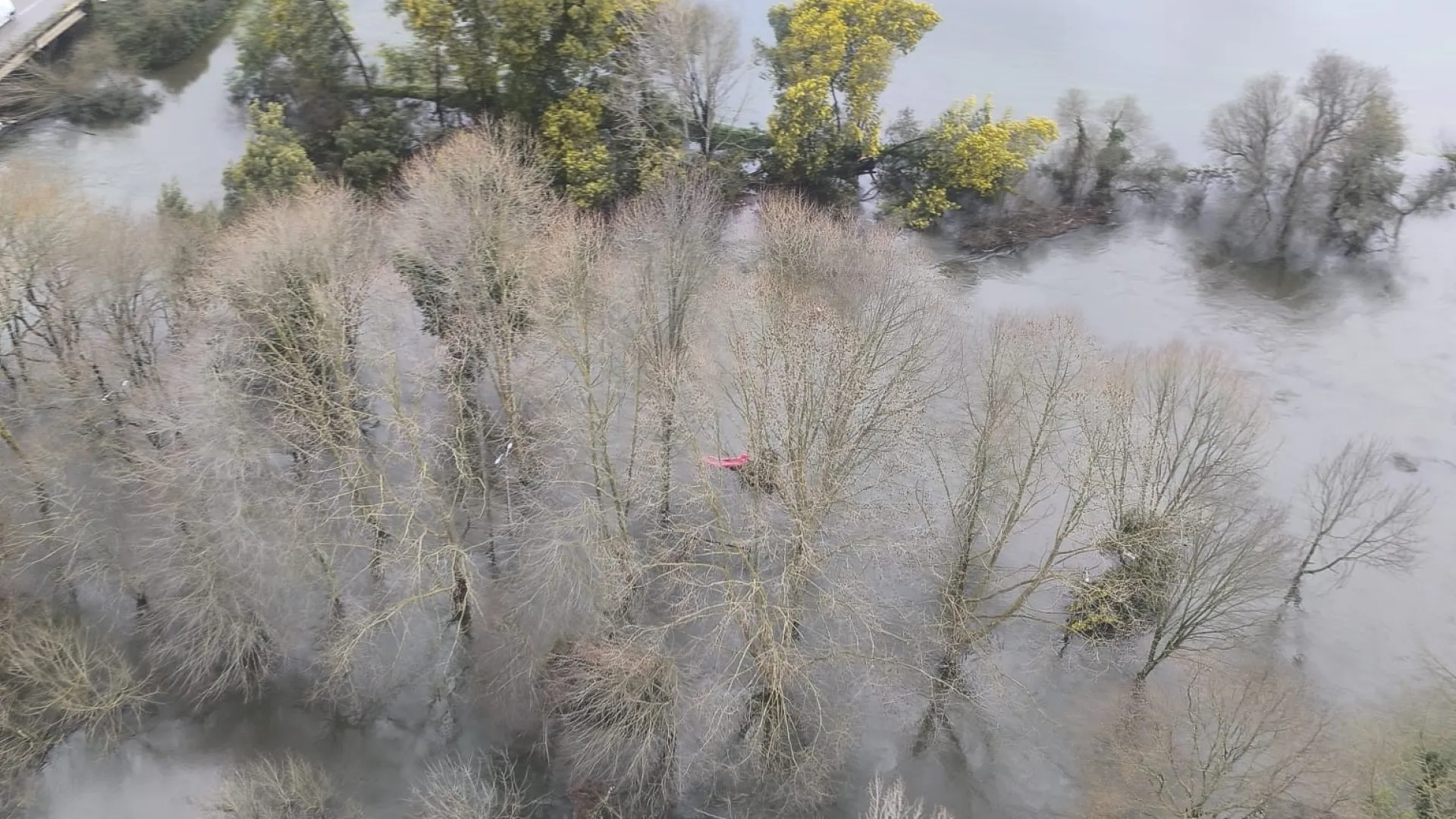 
                    Ribeiras de sete rios da região centro e sul em risco de inundação
                