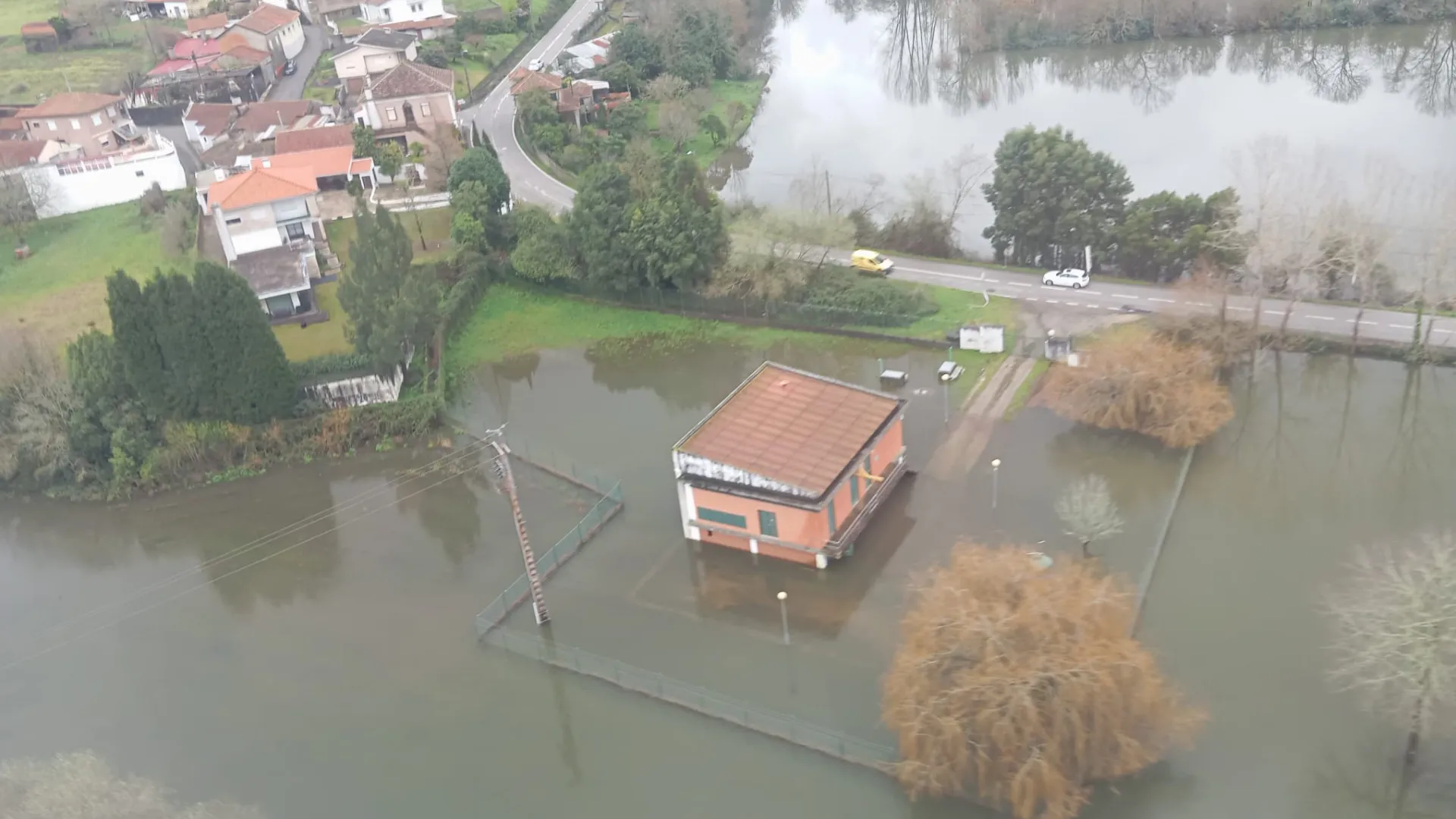 
                    Força Aérea sobrevoa zonas afetadas por cheias. Veja as imagens
                