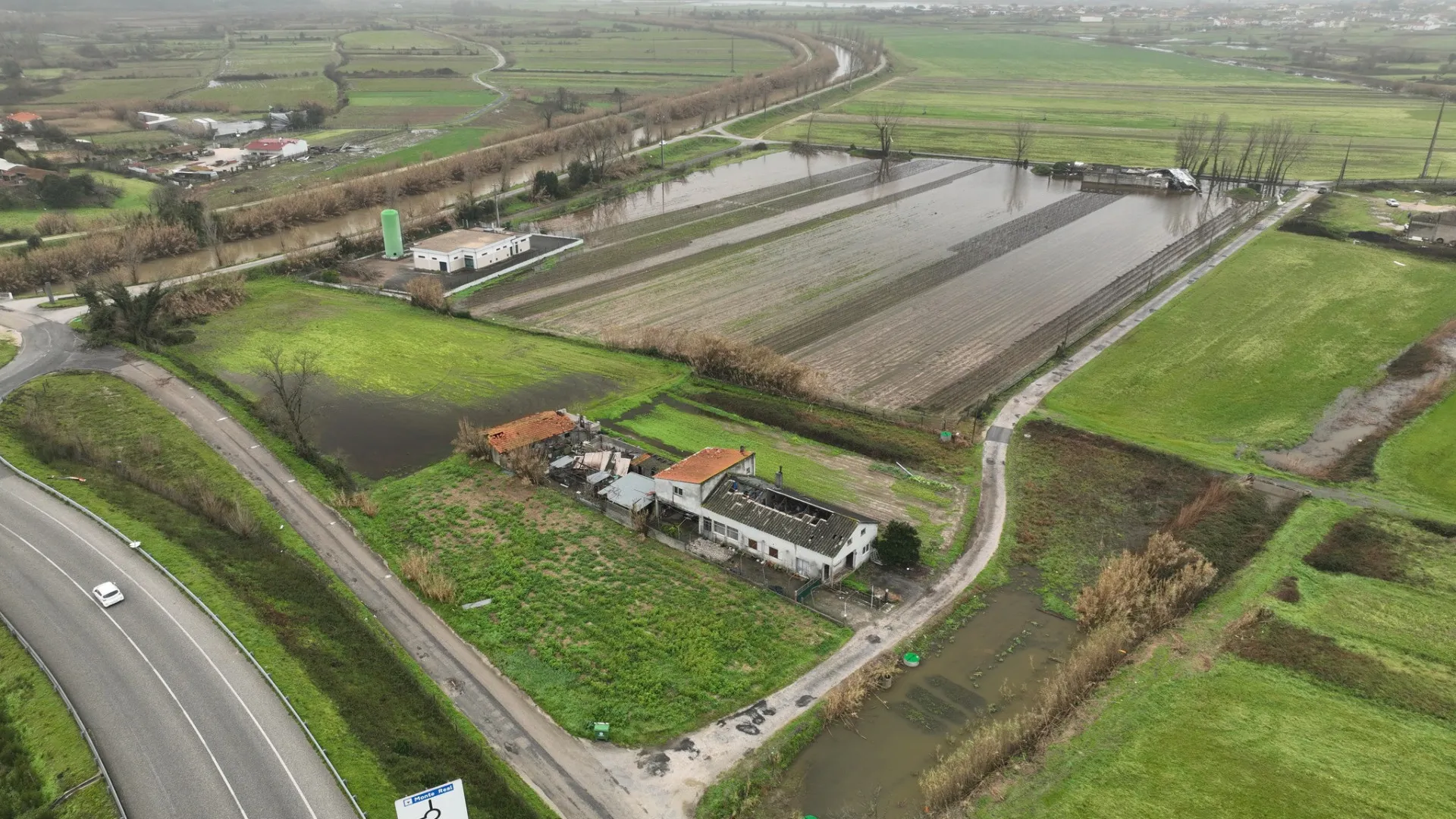 
                    AO MINUTO: Casal e filho desalojados; Ainda há 93 mil pessoas sem luz
                