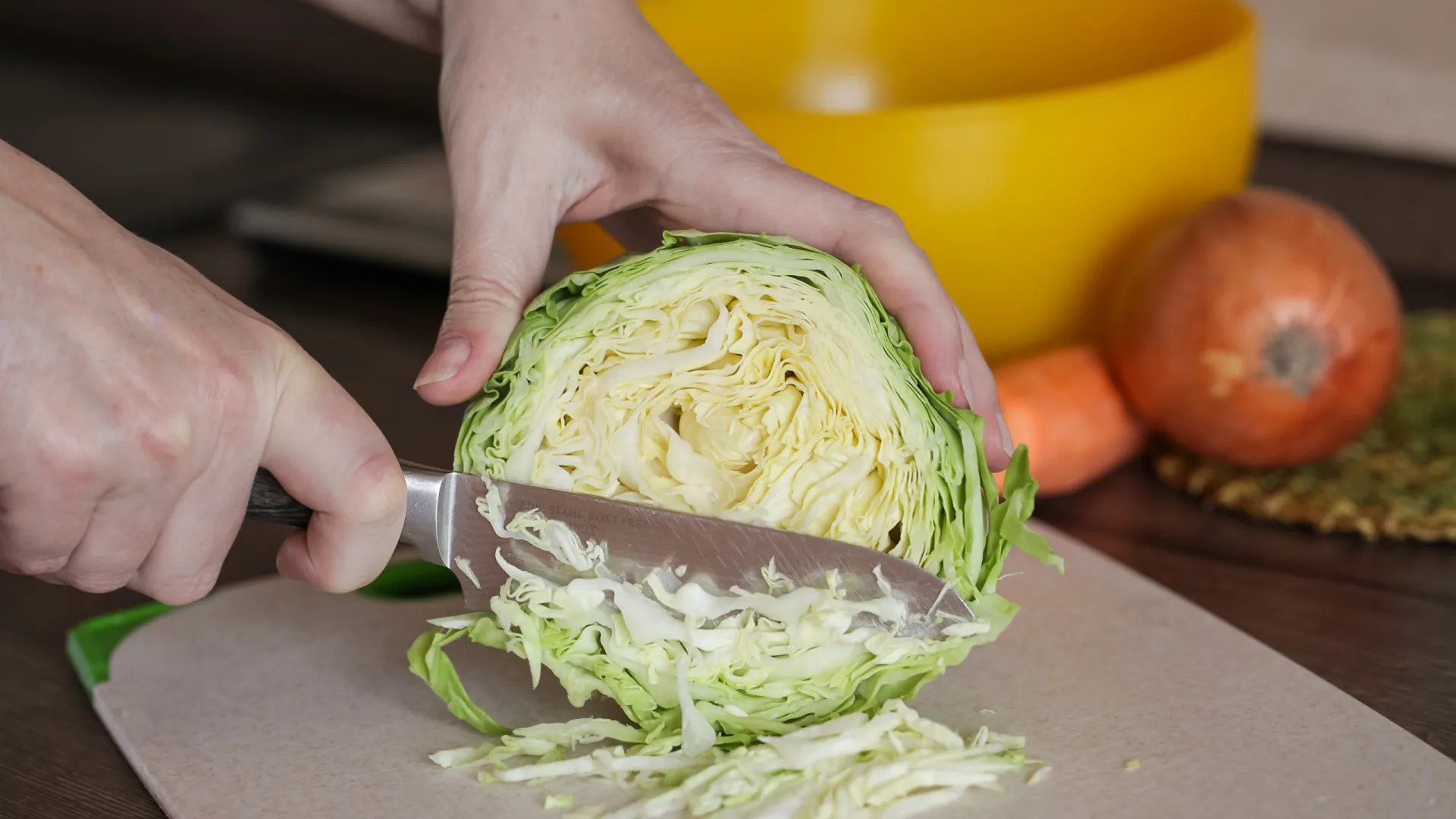 
                    Certamente que está a cometer algum destes erros ao cozinhar repolho
                