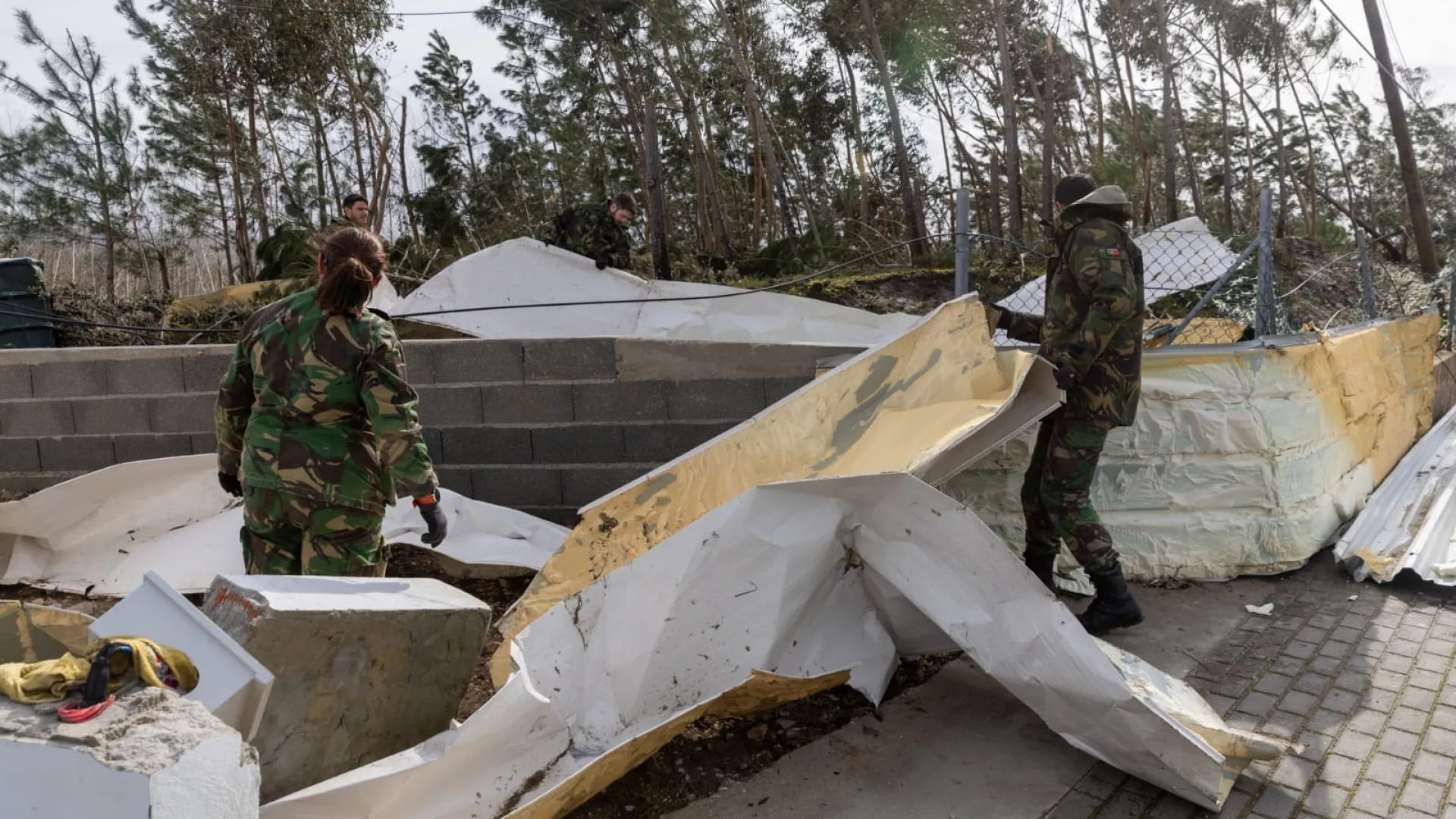 
                    Governo garante: Militares não vão cobrar pela ajuda nas tempestades
                