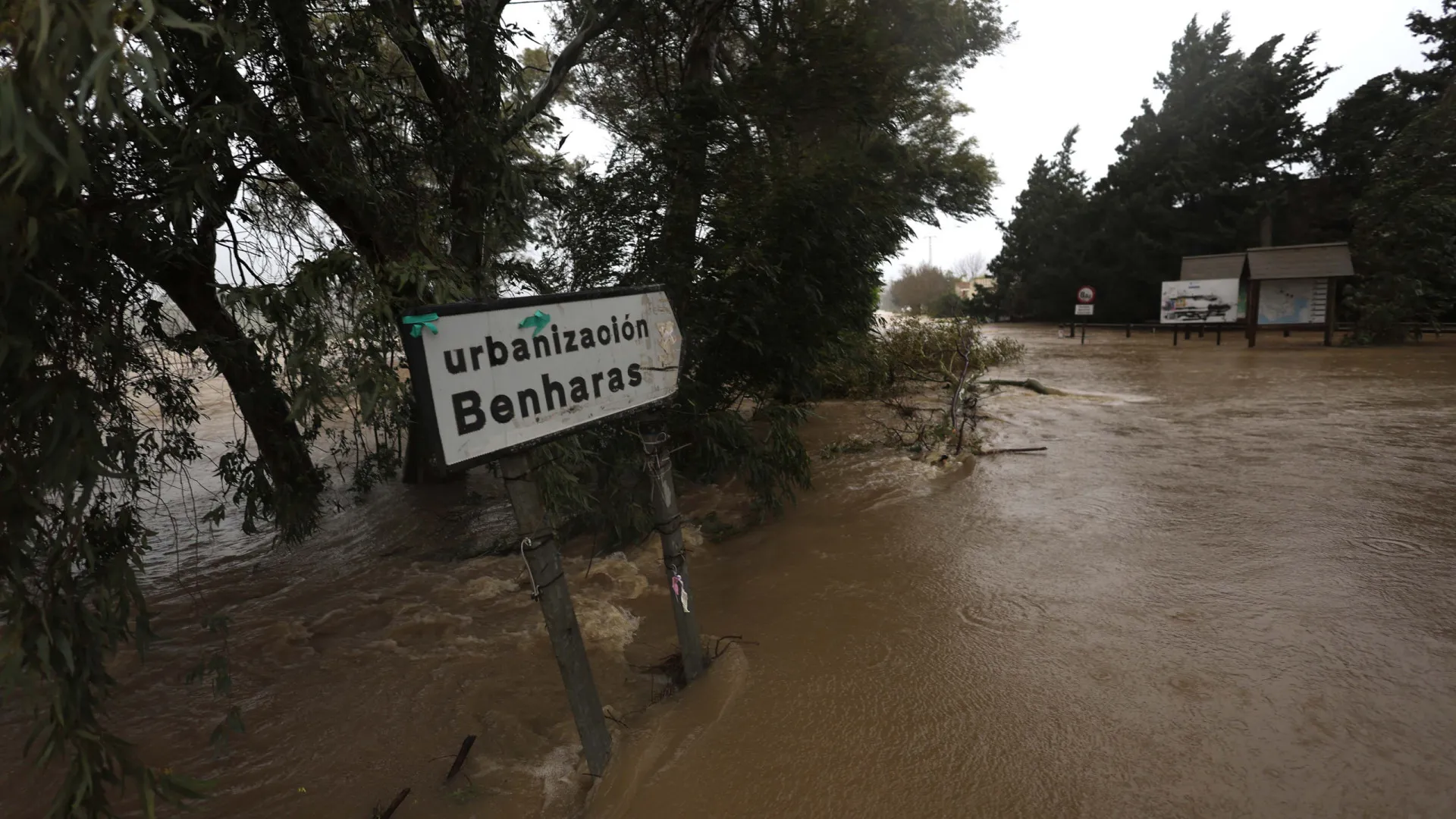 
                    Mais de 3.500 desalojados por precaução no sul de Espanha
                