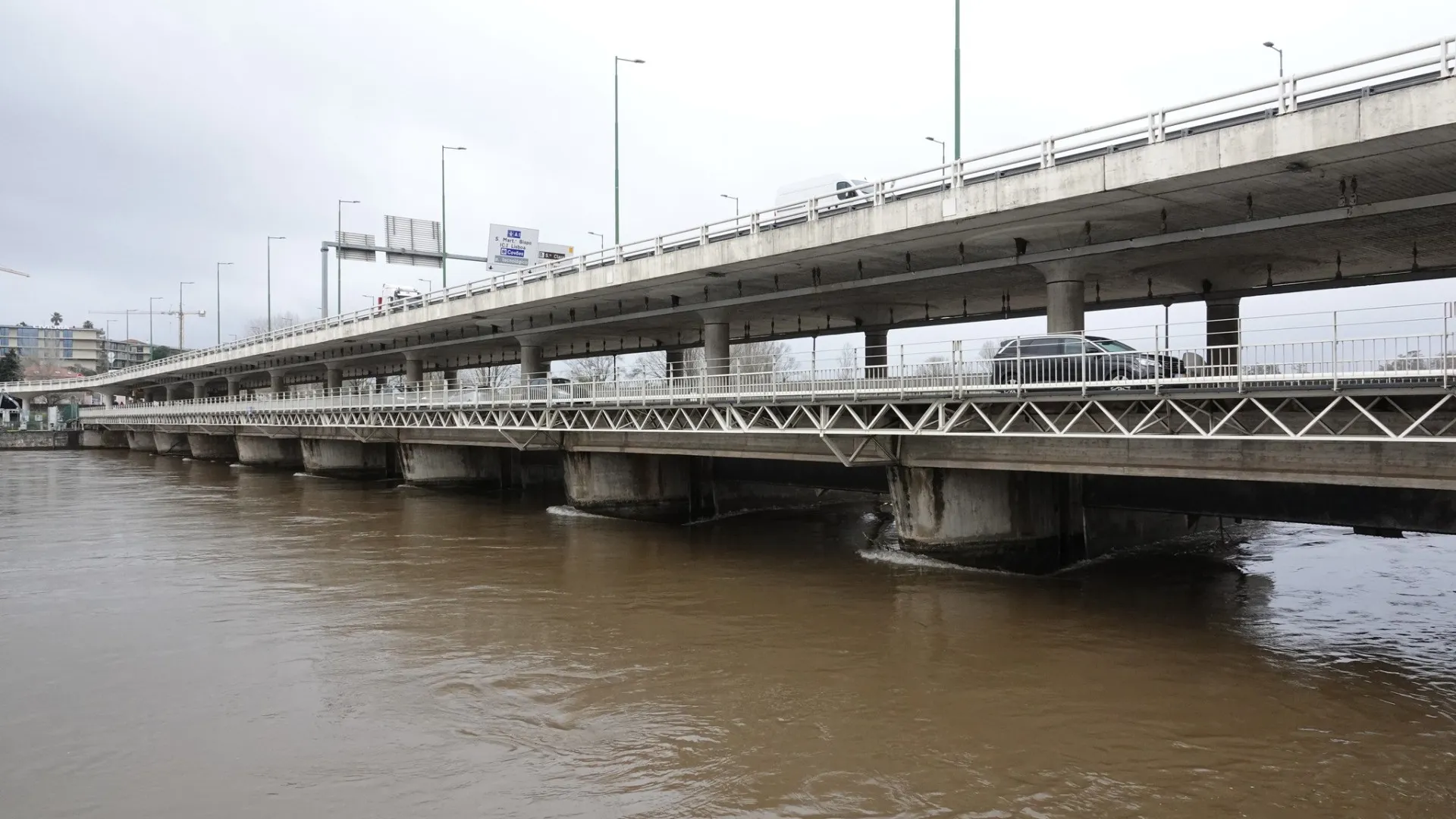 
                    Mantém-se risco de cheias em Coimbra com previsão de chuva e vento forte
                