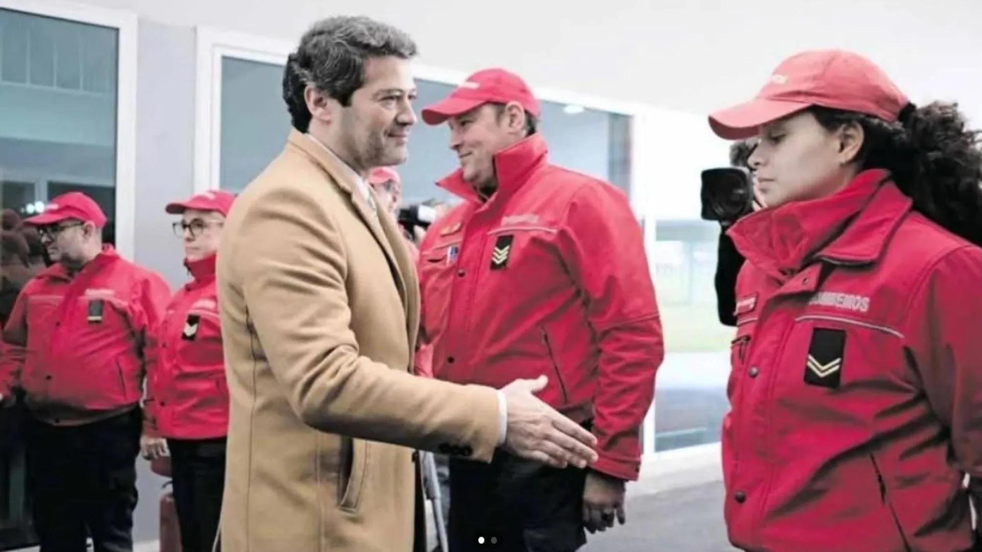 
                    Imagens falsas geram polémica sobre cumprimento a Ventura
                