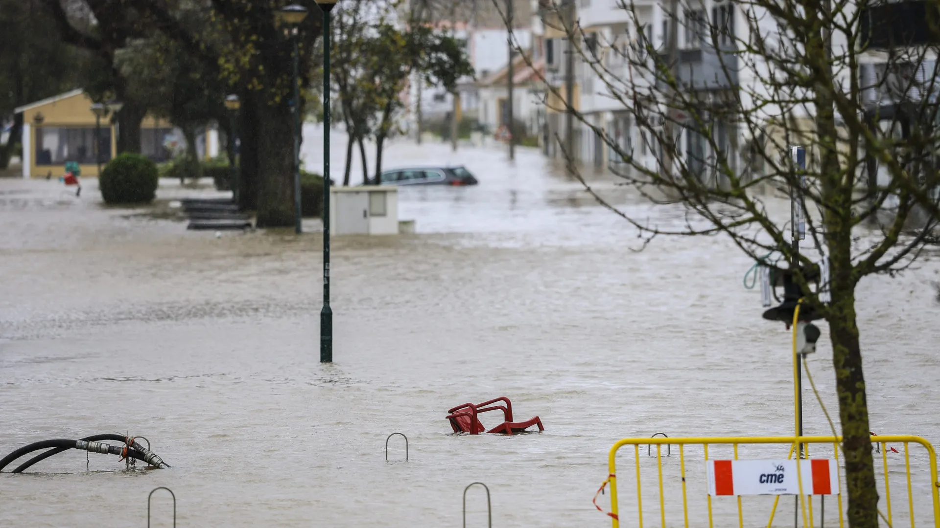 
                    Mesas e cadeiras 'navegam' no rio em Alcácer do Sal. Cheias agravam-se
                