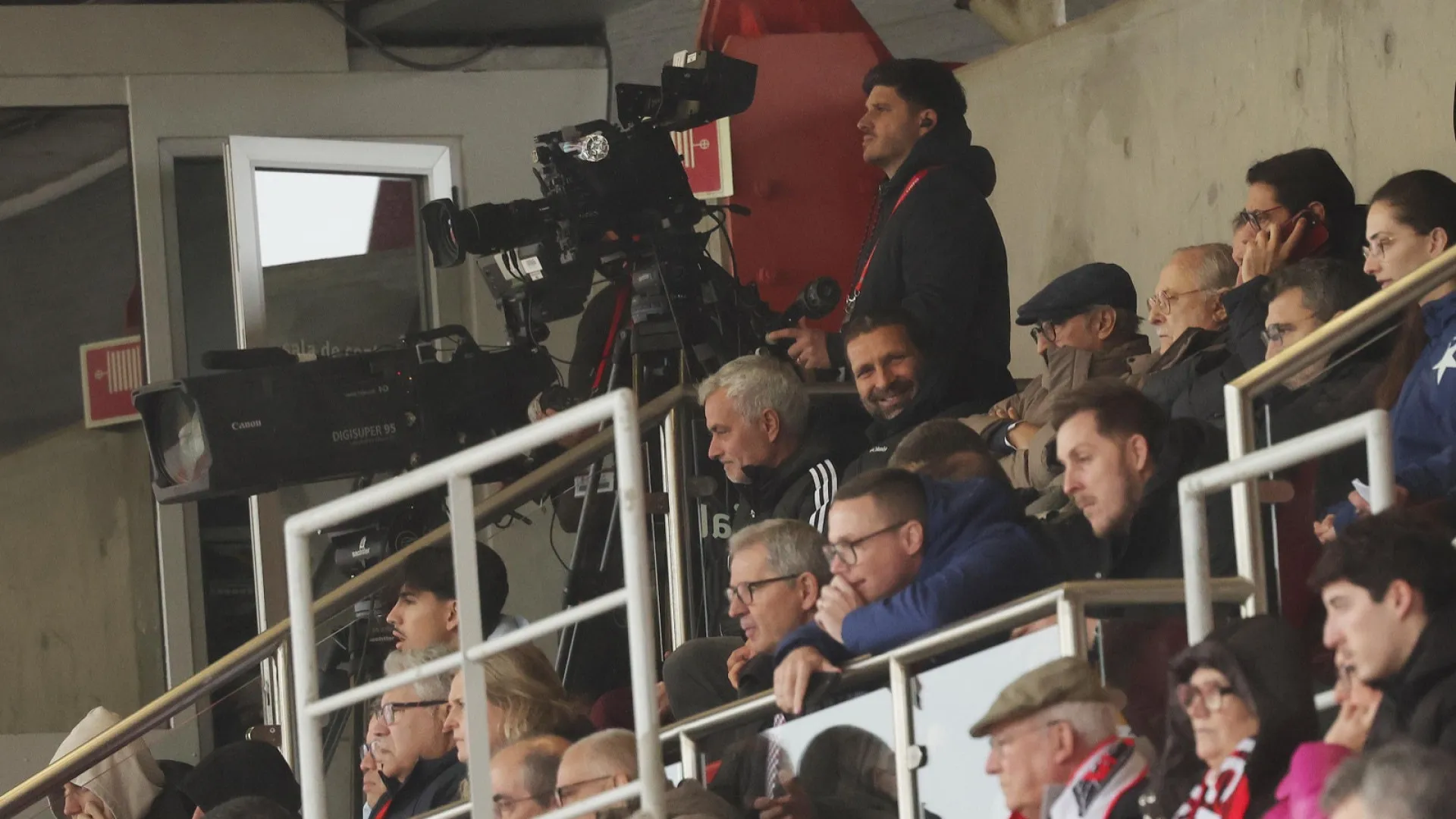 
                    Eles estão atentos. As 'caras conhecidas' que estiveram no Benfica-Slavia
                