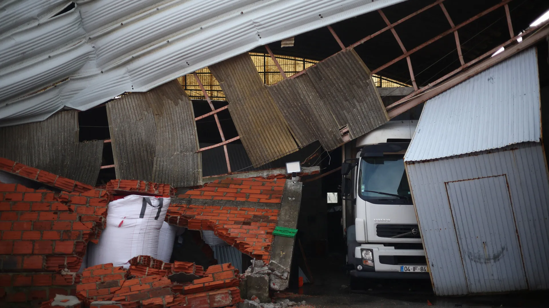 
                    Autarcas sociais-democratas pedem reconstrução do país e execução de fundos
                