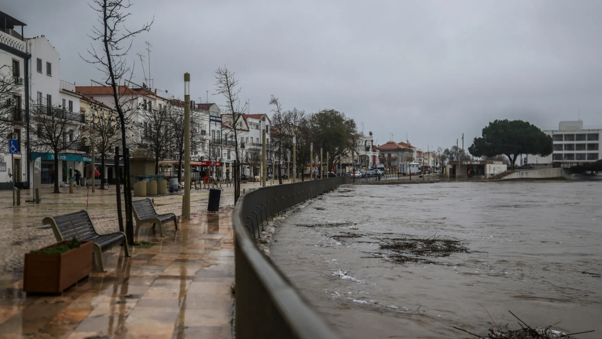 
                    Resgatadas 89 pessoas da cheia do rio Sado em Alcácer do Sal
                