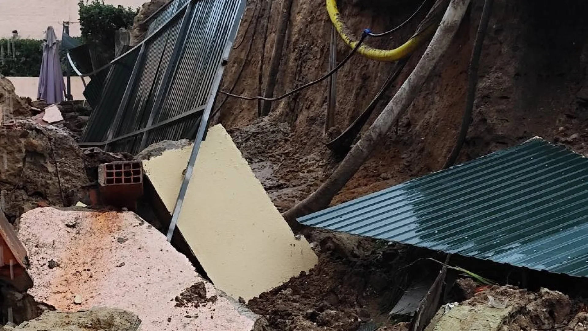 
                    Muro desaba sobre lar na Charneca da Caparica. Idosos retirados
                