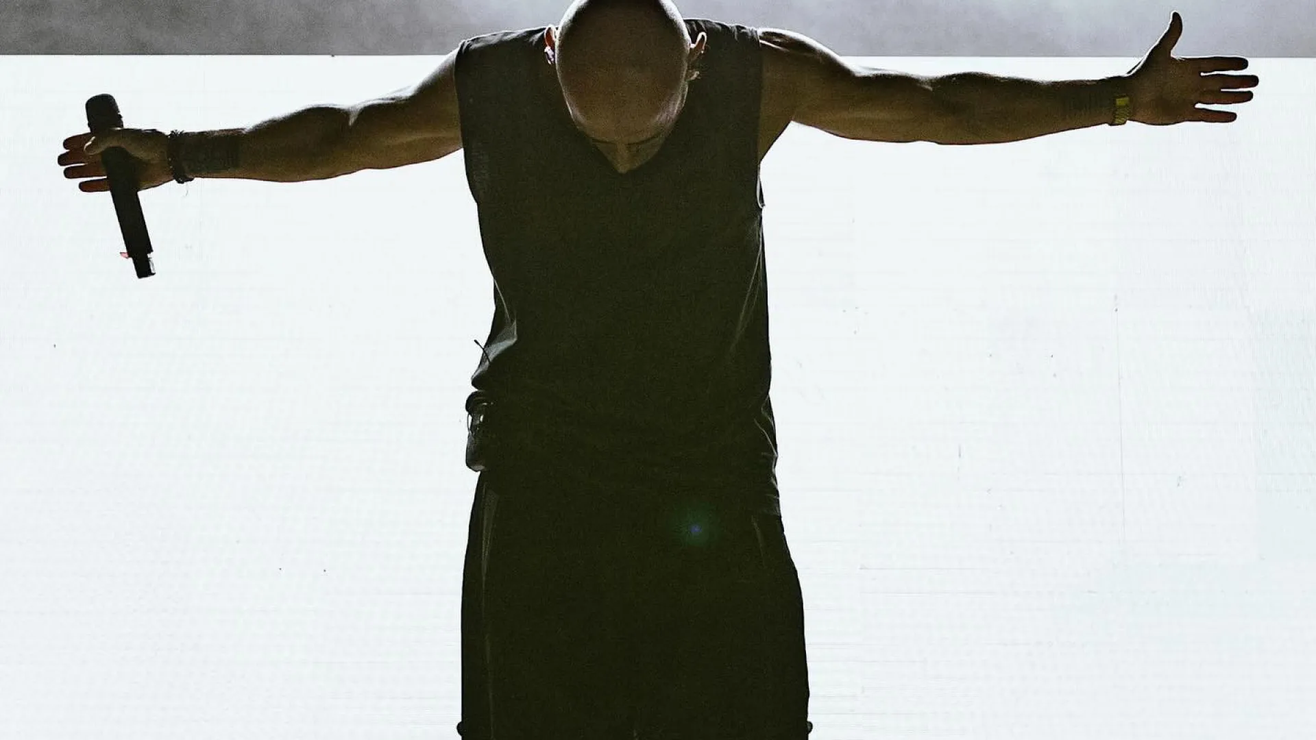 
                    Cantor dos Excesso afetado pela depressão Kristin. 