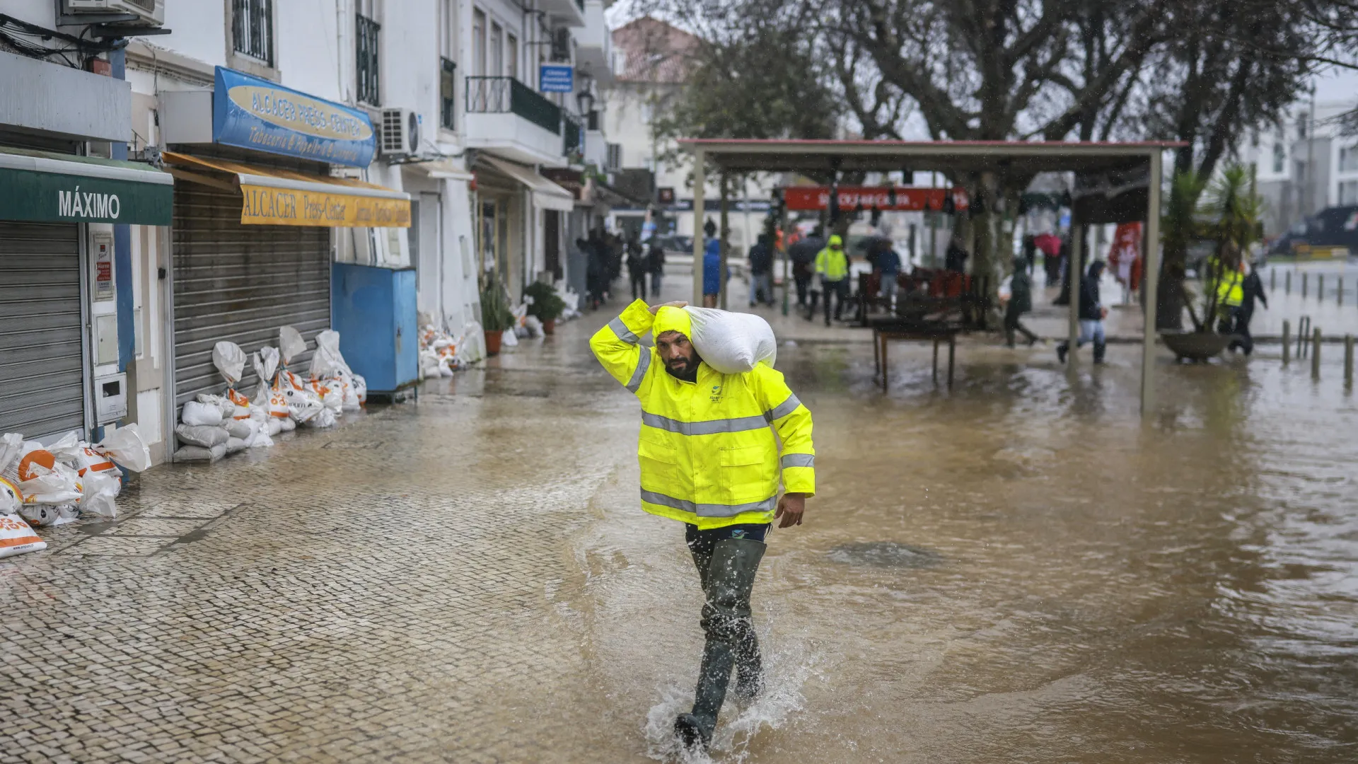 
                    Pelo menos 53 desalojados desde 27 de janeiro, diz Proteção Civil
                