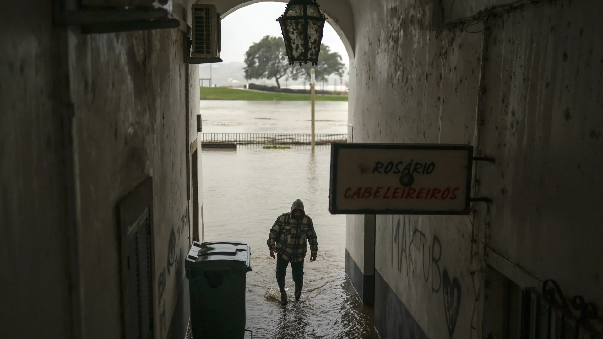 
                    Caudal do Sado continua a subir e situação agrava-se em Alcácer do Sal
                