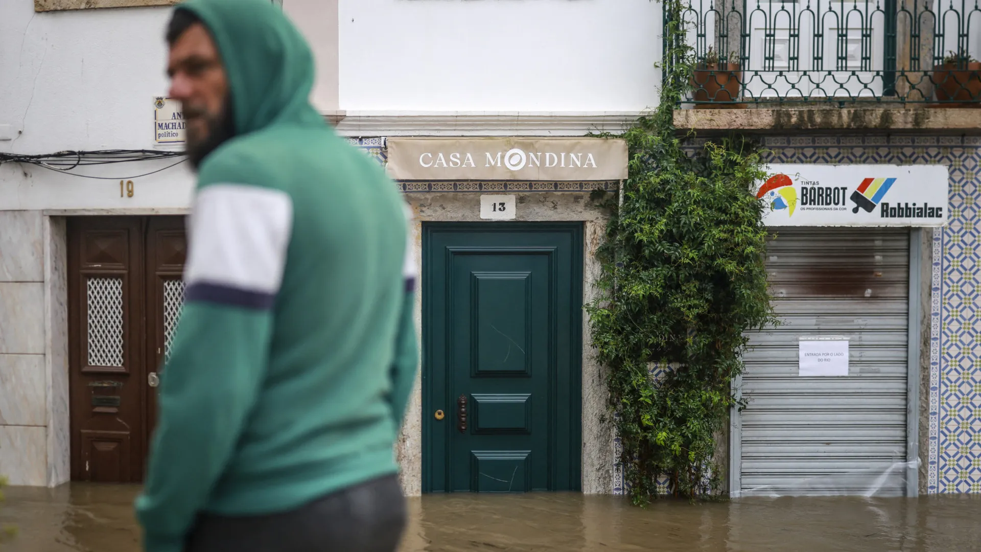 
                    Cheias voltam a inundar estradas e a isolar aldeias de Santarém
                
