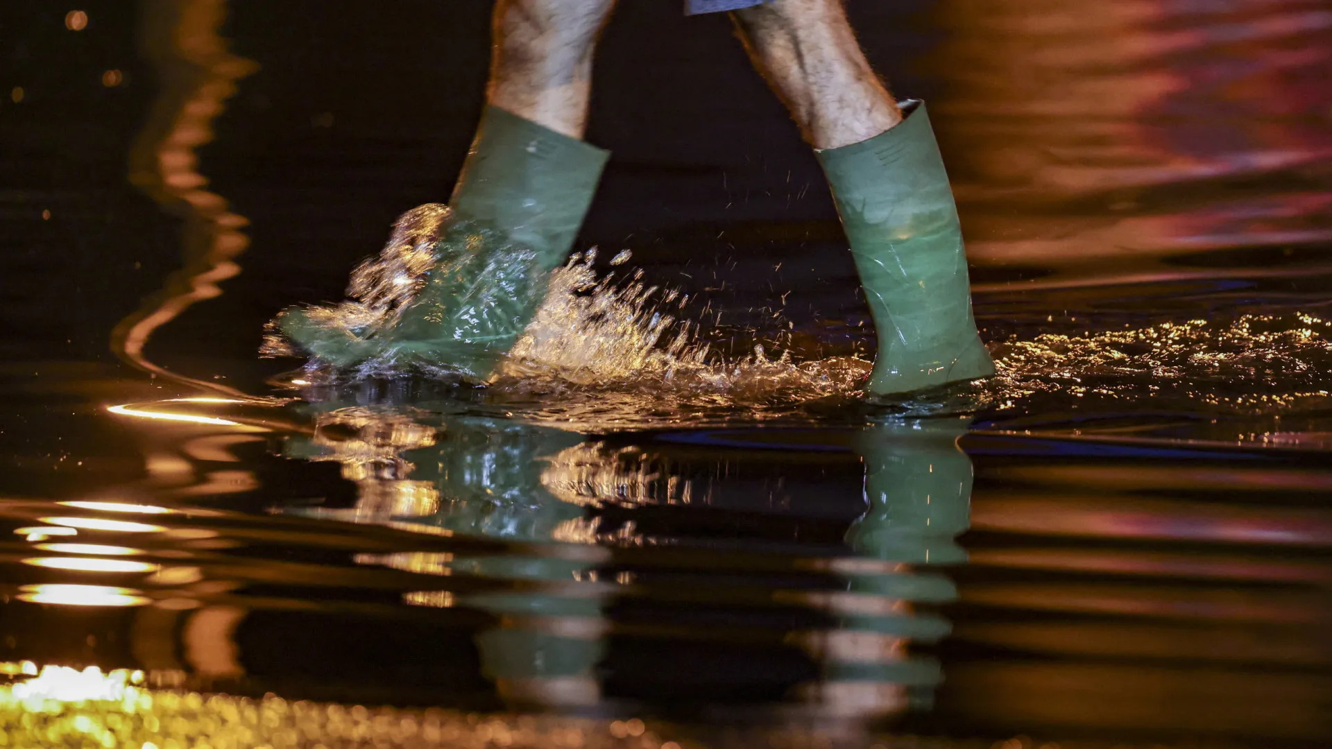 
                    Ténis, sim! Galochas, não! País de desastres naturais aconselha Portugal
                
