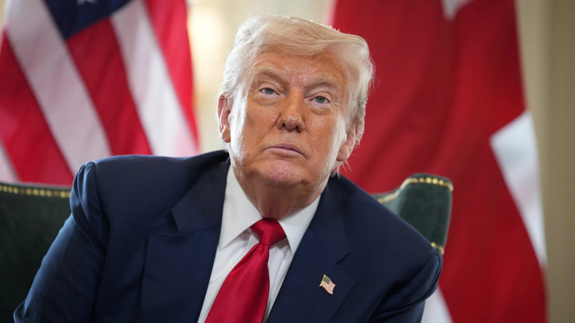 
                    Trump diz que 2.º porta-aviões partirá 