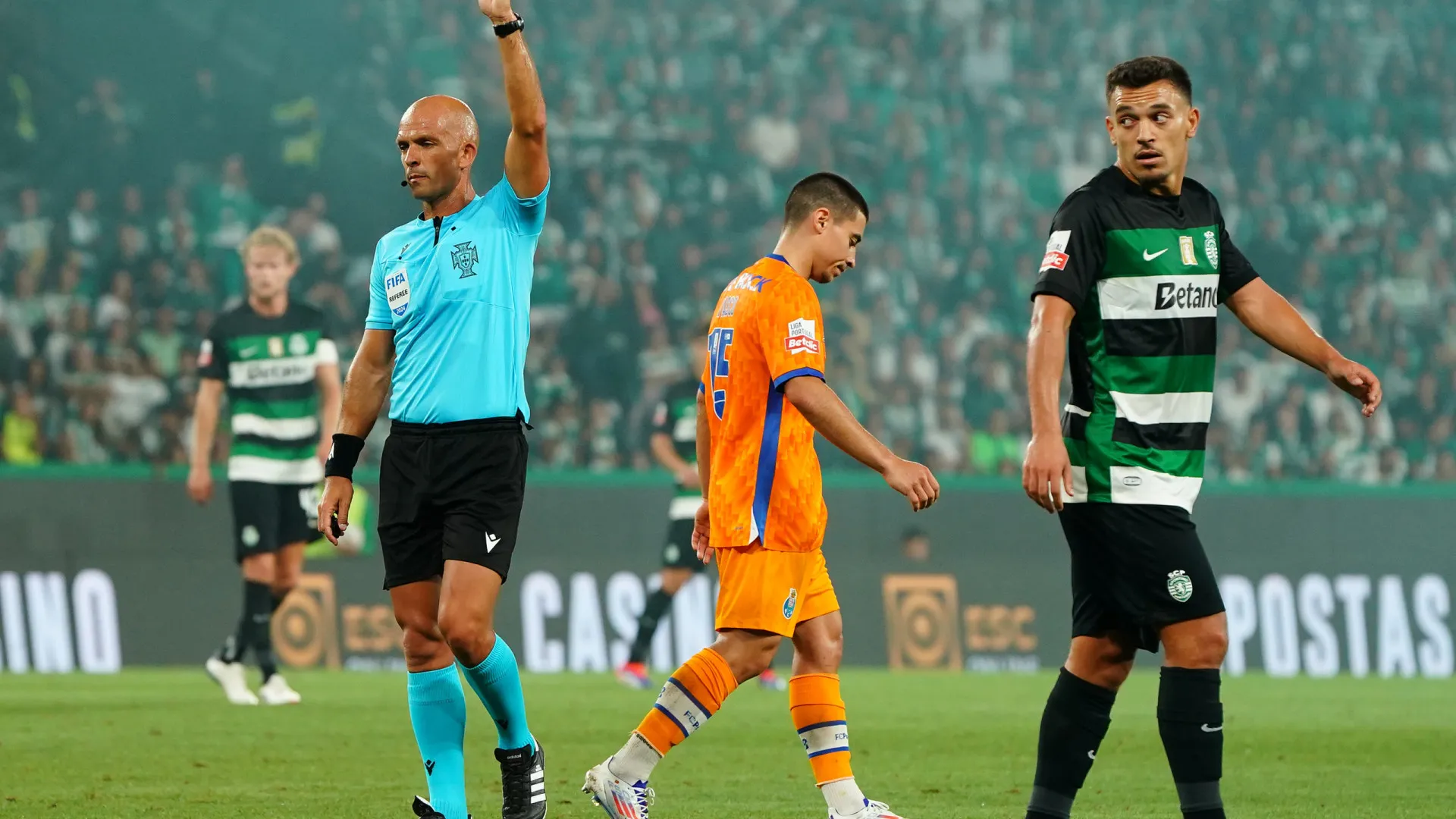 
                    'Chumbado' por FC Porto e Sporting. Luís Godinho aquece o Clássico
                