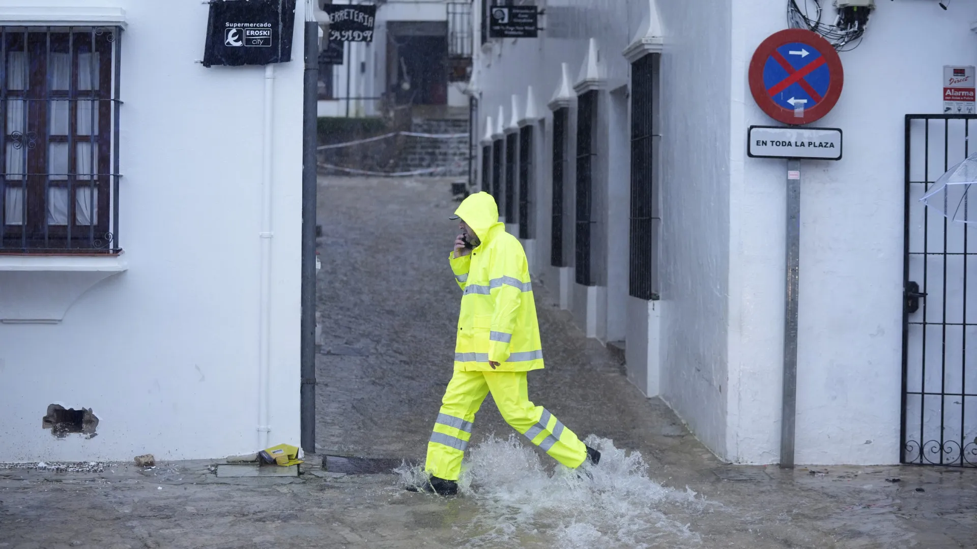 
                    Espanha levanta alerta vermelho, mas há buscas por uma desaparecida
                