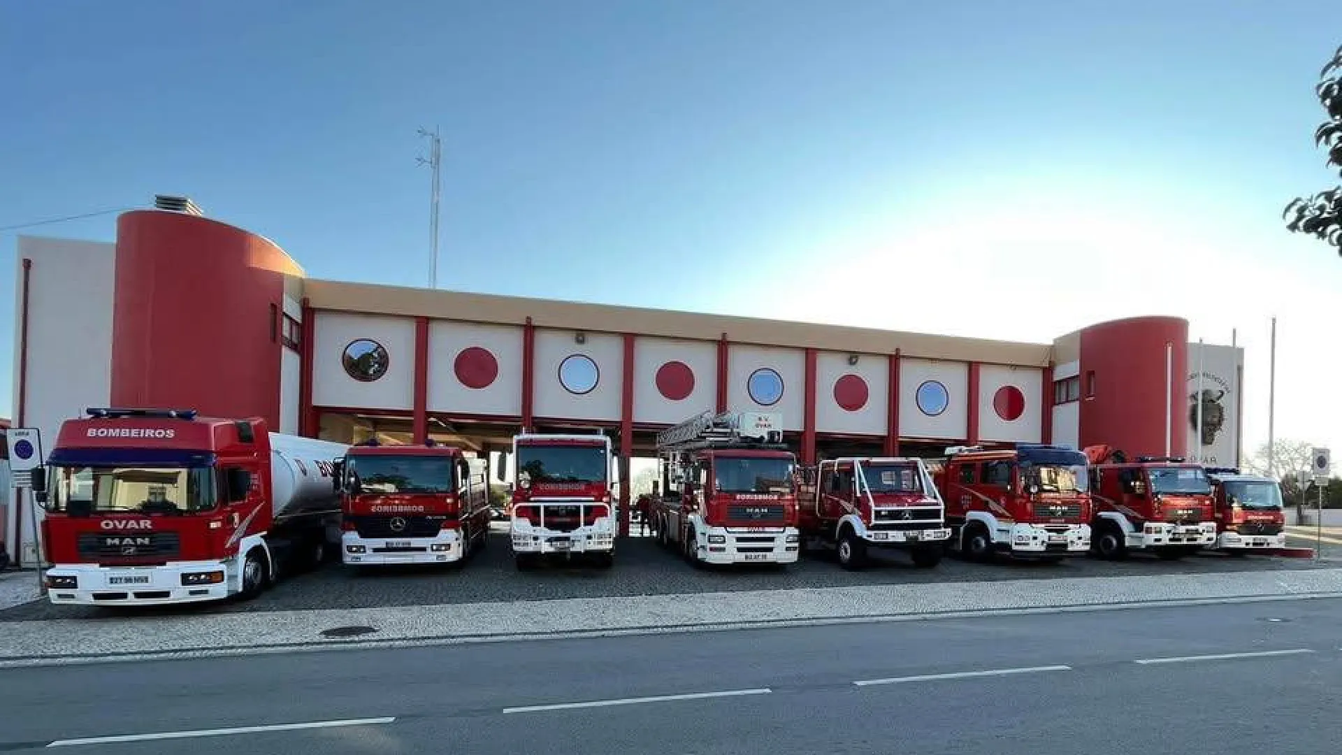 
                    Doze crianças e 2 adultos resgatados de autocarro preso em vala em Ovar
                