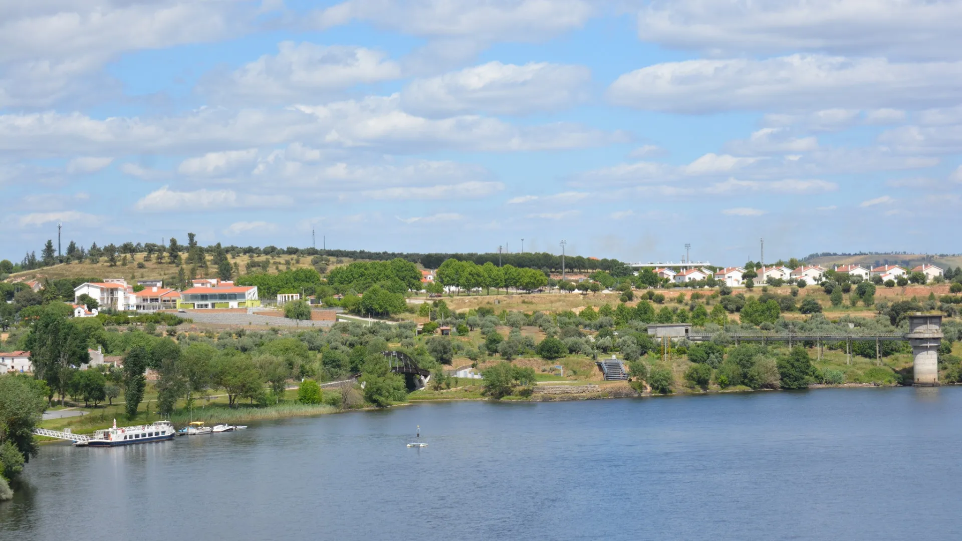 
                    Tejo inunda bar do cais de Vila Velha de Ródão e ameaça habitações
                