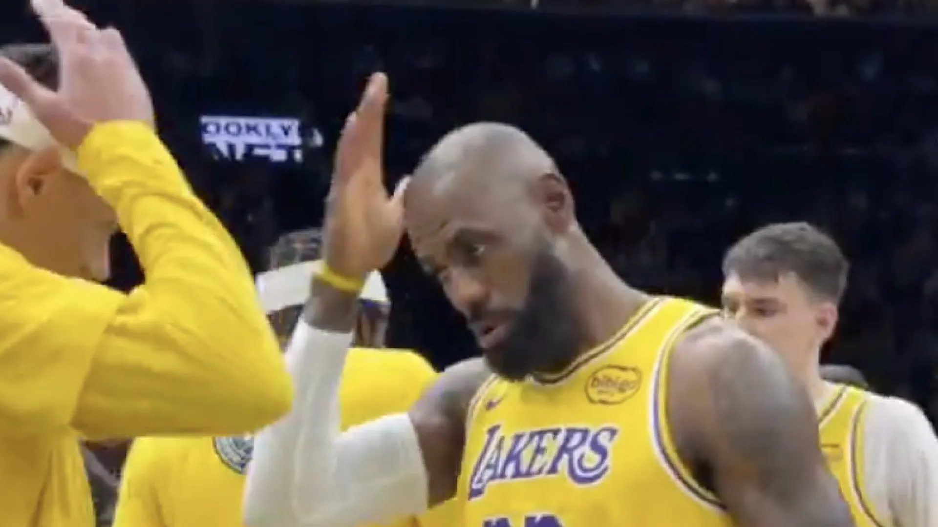 
                    Ver para crer. LeBron James tem cumprimento para cada jogador dos Lakers
                