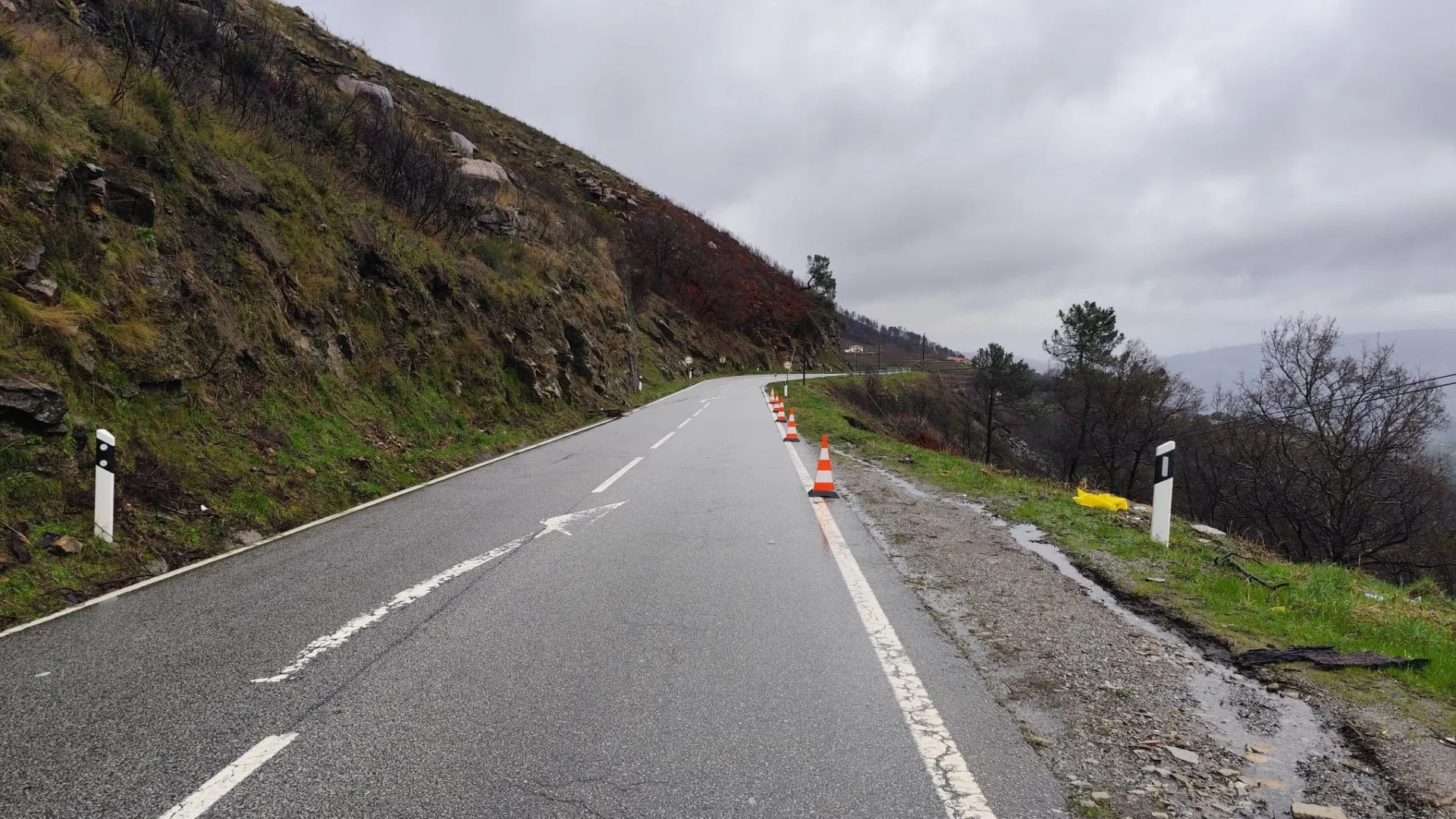 
                    Derrocada em Cinfães desaloja duas pessoas e corta estrada municipal
                